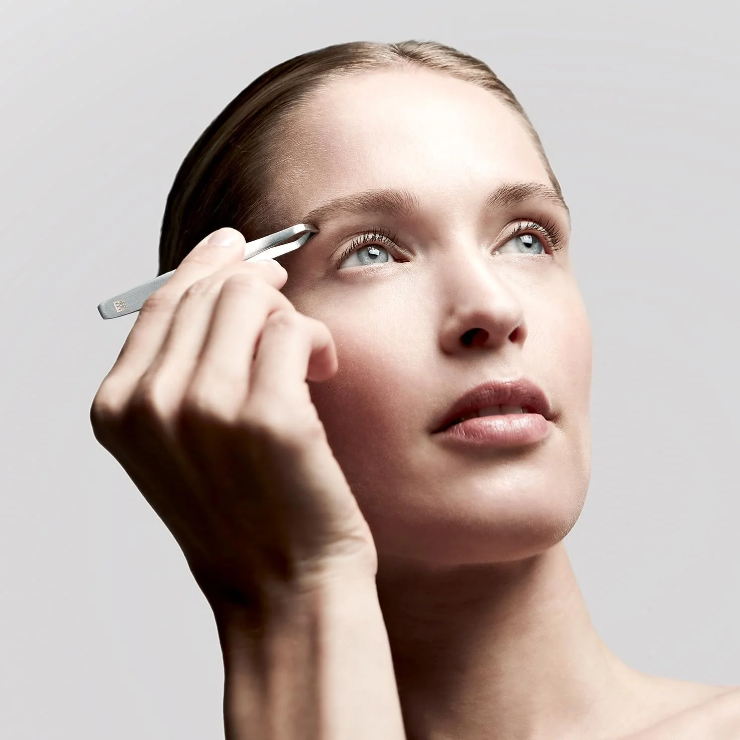 موچین سر صاف ZWILLING Premium Twinox، 9 سانتی متر. ابزار برداشتن مو و حالت دادن به ابرو. نوک زاویه دار با گرفتن آسان. پرداخت مات برس خورده. فولاد ضد زنگ درجه بالا 18/10. تمیز کردن آسان. ساخت آلمان. موچین سر صاف ZWILLING Premium Twinox، 9 سانتی متر. ابزار برداشتن مو و حالت دادن به ابرو. نوک زاویه دار با گرفتن آسان. پرداخت مات برس خورده. فولاد ضد زنگ درجه بالا 18/10. تمیز کردن آسان. ساخت آلمان.