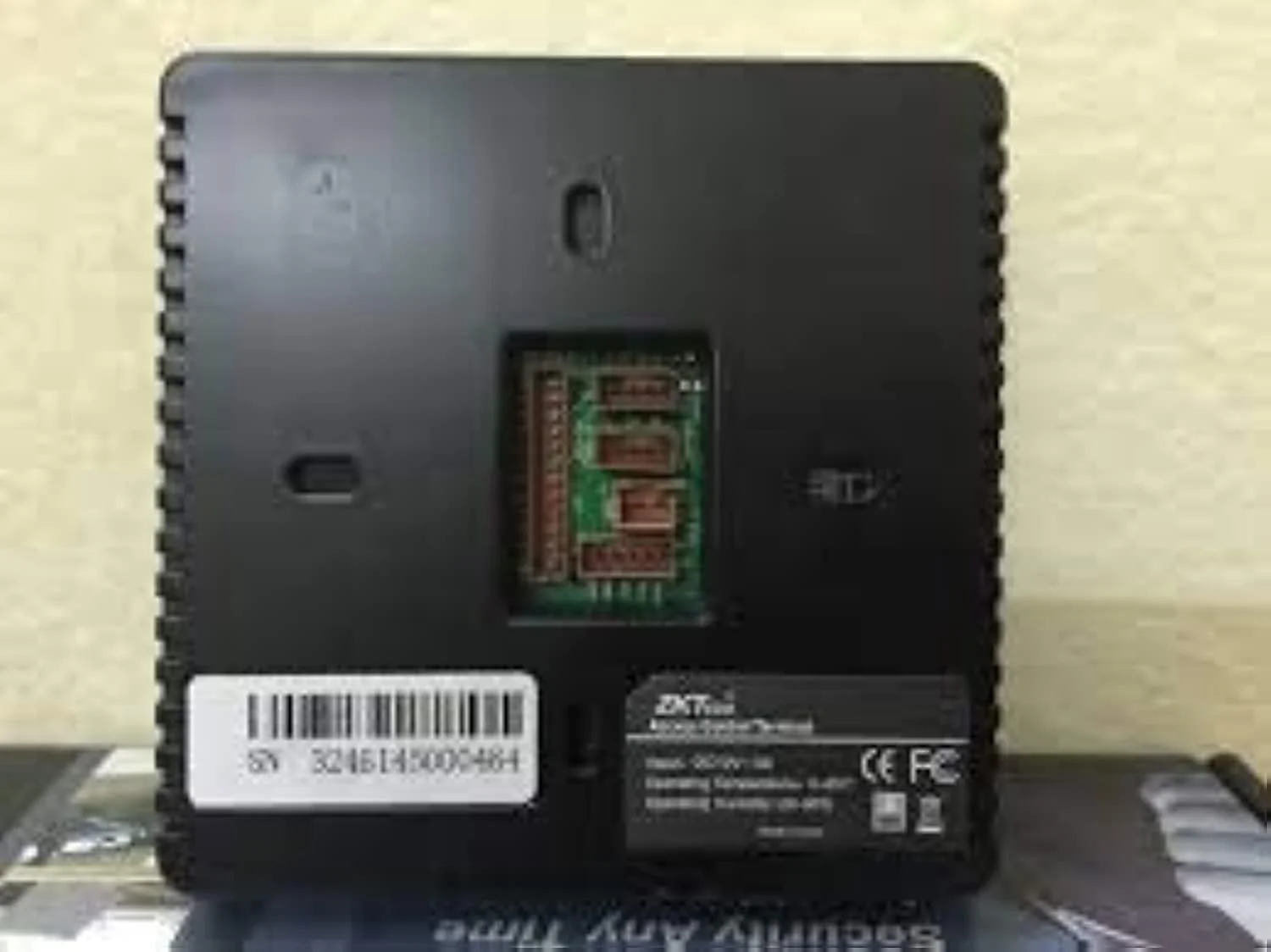 دستگاه کنترل تردد اثر انگشتی ZKTeco SF300 به همراه سیستم حضور و غیاب