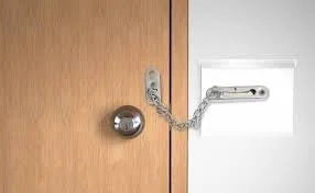 محافظ زنجیری درب KNP یک وسیله امنیتی ساده اما موثر است که برای افزایش ایمنی درب ها در خانه ها و سایر املاک مسکونی یا تجاری طراحی شده است.