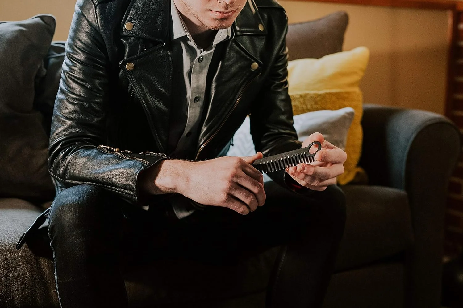 شانه مدل 1 شیکاگو کامب، فیبر کربنی، جیبی و مسافرتی، ضد الکتریسیته ساکن، 14 سانتی متر، ساخت ایالات متحده آمریکا شانه مدل 1 شیکاگو کامب، فیبر کربنی، جیبی و مسافرتی، ضد الکتریسیته ساکن، 14 سانتی متر، ساخت ایالات متحده آمریکا