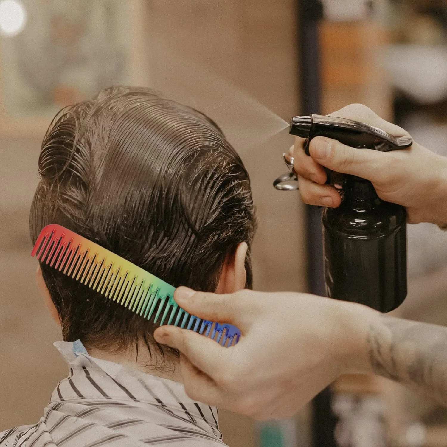 یک ست شانه آرایشگری سالن شامل شانه دم موشی، شانه دندانه ریز، شانه برش و شانه حالت دهی برای آقایان و بانوان یک ست شانه آرایشگری سالن شامل شانه دم موشی، شانه دندانه ریز، شانه برش و شانه حالت دهی برای آقایان و بانوان