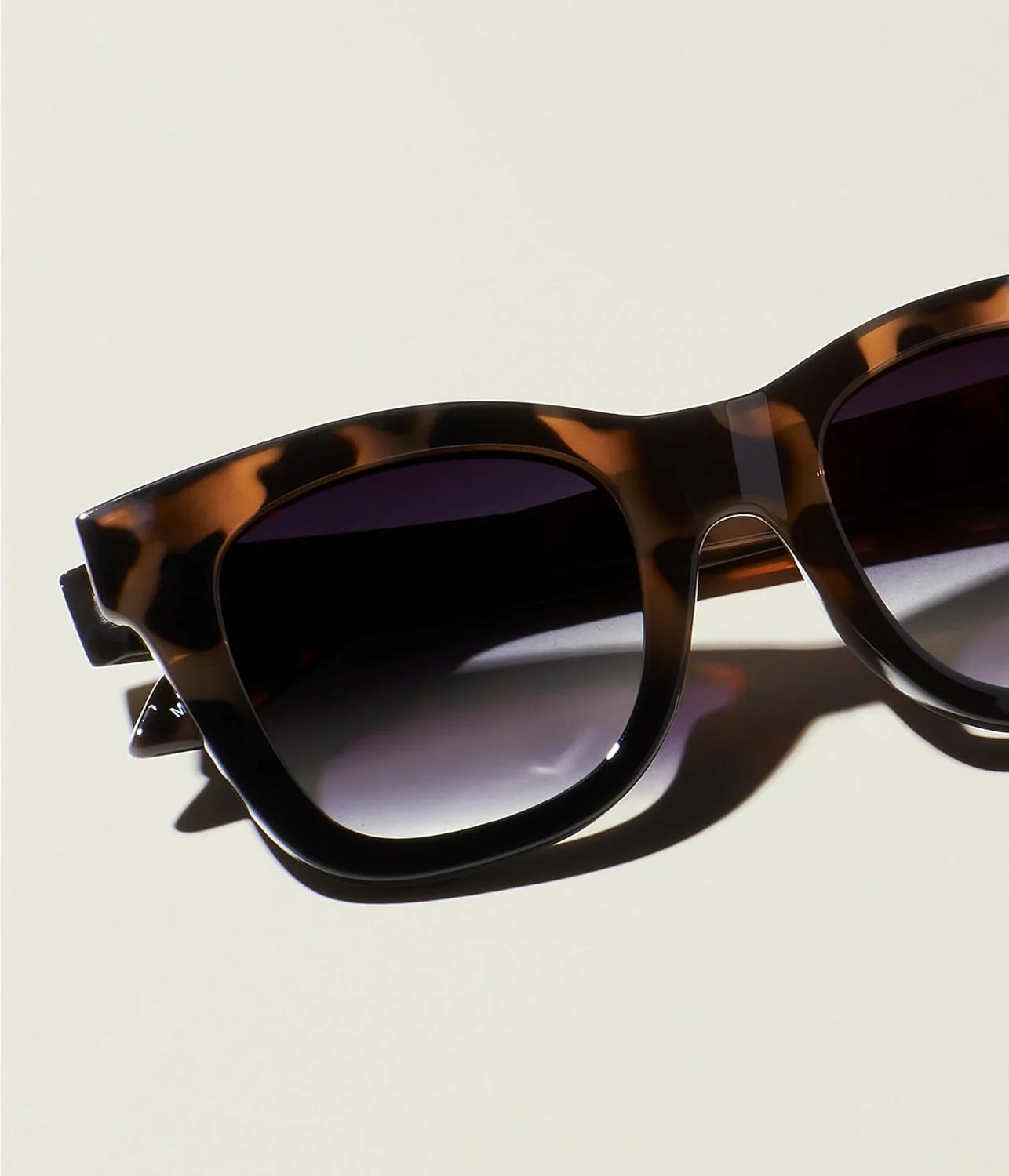 عینک آفتابی زنانه Quay مدل After Hours با پوشش کامل و فریم مربعی عینک آفتابی زنانه Quay مدل After Hours با پوشش کامل و فریم مربعی