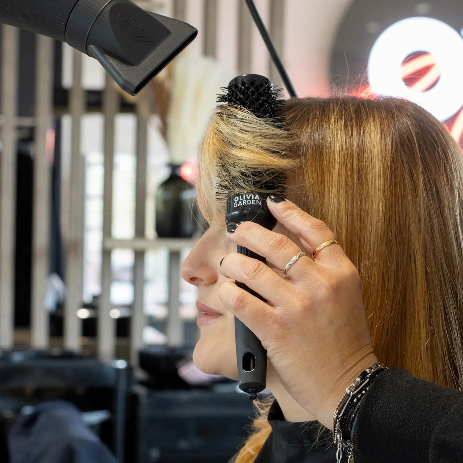 برس گرد Olivia Garden - Expert Blowout Shine مشکی 35، زنانه، موهای صاف، سبک وزن، دارای تهویه، کاهش دهنده الکتریسیته ساکن، 1 عدد، 25.5 x 5 x 5 سانتی متر، 80 گرم، مشکی، پلاستیک نایلون، ID2015