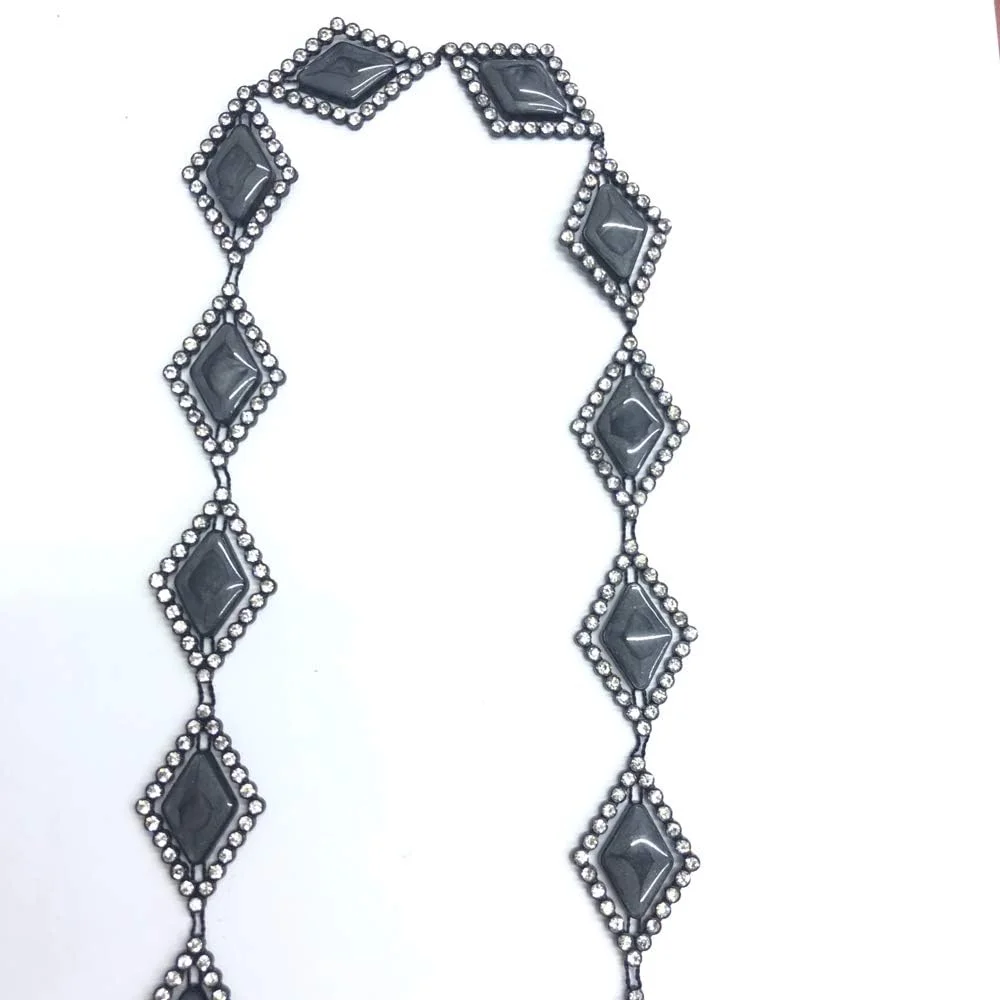 نوار تزیینی لوزی شکل به طول 4.57 متر، رنگ خاکستری تیره (سایز 38x23 میلی متر) نوار تزیینی لوزی شکل به طول 4.57 متر، رنگ خاکستری تیره (سایز 38x23 میلی متر)