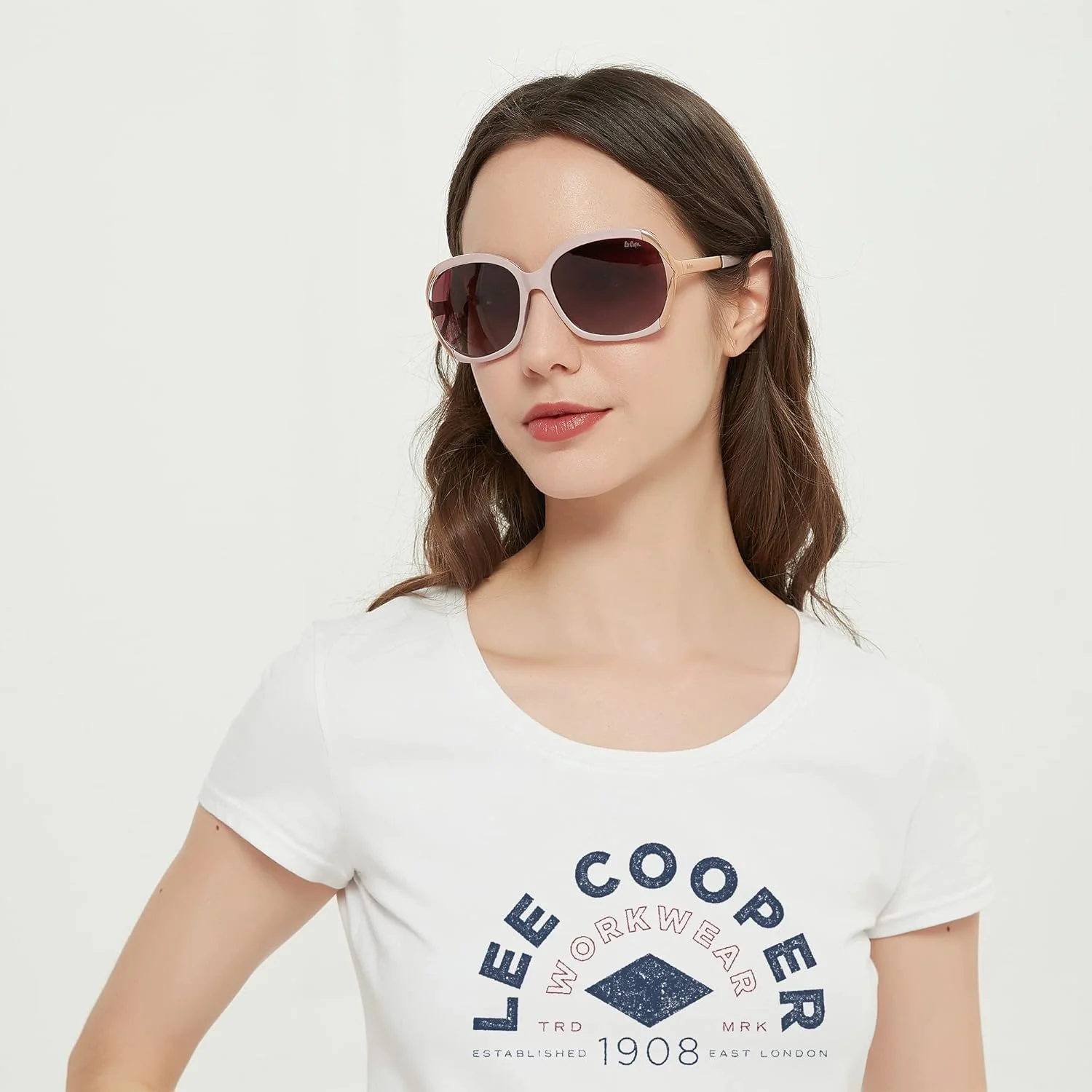 عینک آفتابی پلاریزه فشن Lee Cooper با لنز صورتی گرادیانی (LC1027C02) برای بانوان زیبا عینک آفتابی پلاریزه فشن Lee Cooper با لنز صورتی گرادیانی (LC1027C02) برای بانوان زیبا
