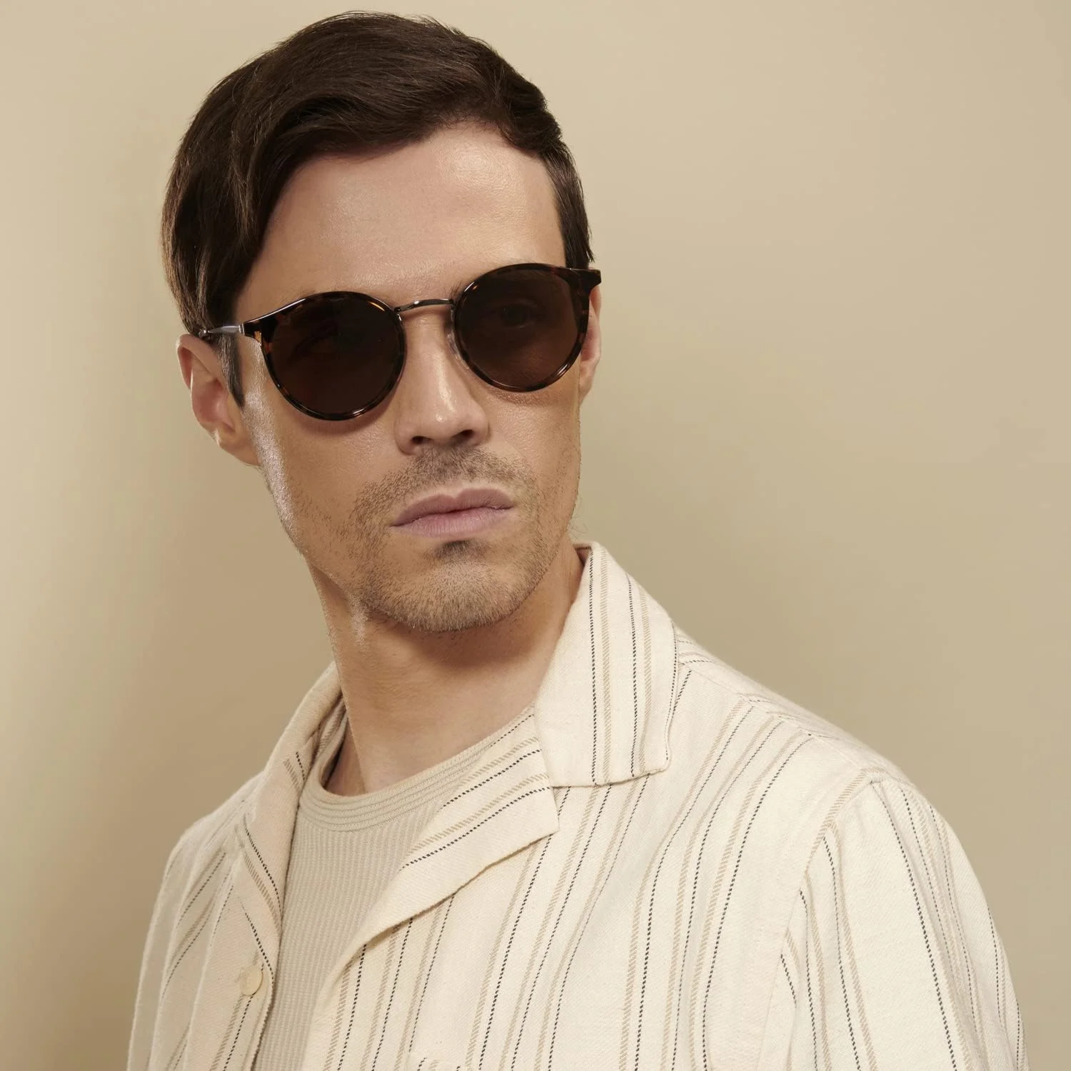 عینک آفتابی VINCENT CHASE EYEWEAR از Lenskart | پلاریزه و محافظت شده در برابر اشعه ماوراء بنفش | قهوه ای دور کامل گرد | محافظت UV400 | برای مردان و زنان | متوسط | VC S11164