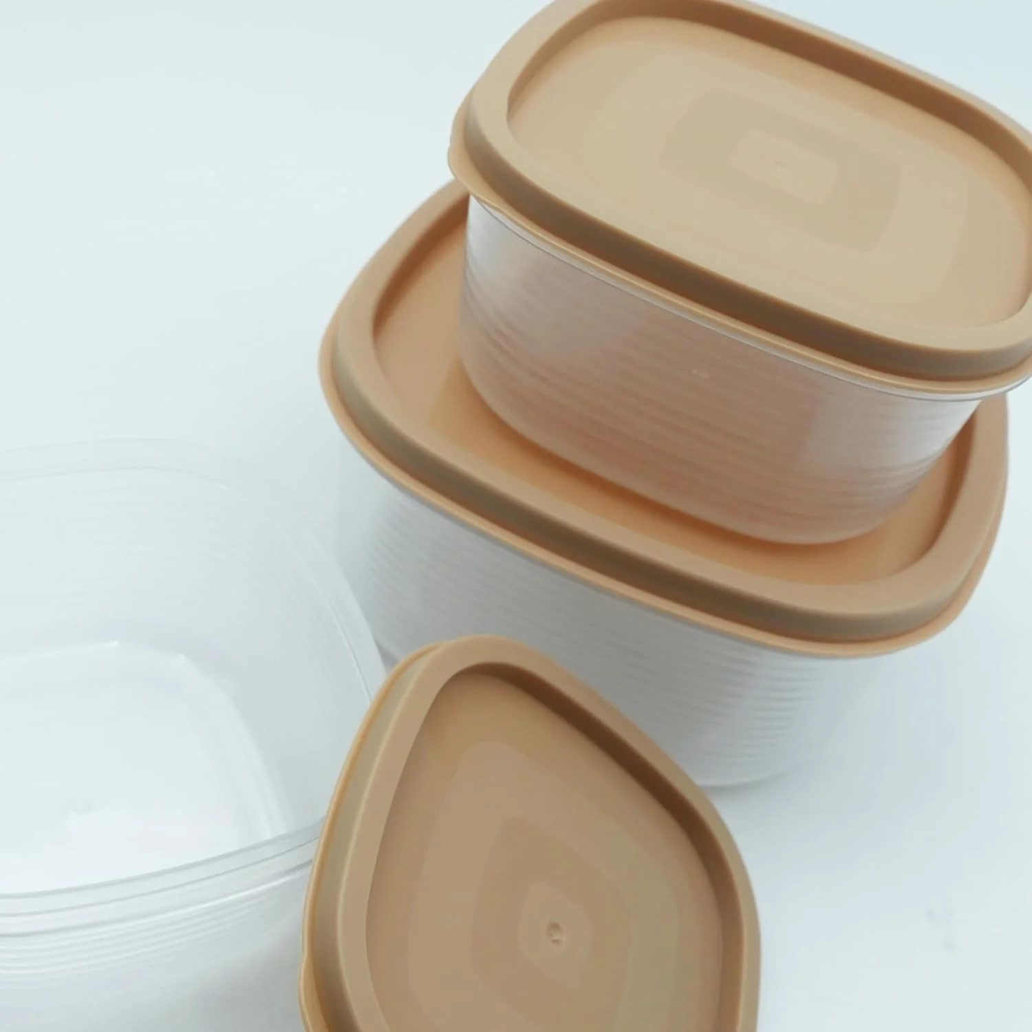 ست 5 تکه ظروف نگهداری غذا بژ با درب، بدون BPA، قابل استفاده در مایکروویو، فریزر و ماشین ظرفشویی، ظروف پلاستیکی ضد نشت و قابل چیدن برای انبار آشپزخانه و نگهداری ناهار