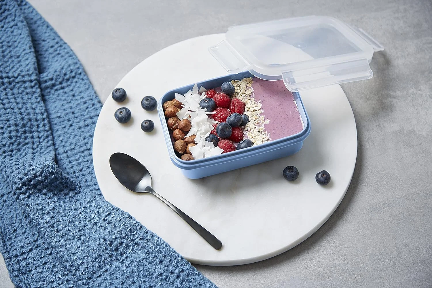 ظرف نگهداری مواد غذایی ایمسا مدل N10122 Clip & Close Colour Edition، 0.55 لیتر، 100% ضد نشت، بهداشتی، فاقد BPA، قابل شستشو در ماشین ظرفشویی، قابل استفاده در مایکروویو و فریزر، آبی آکوآ