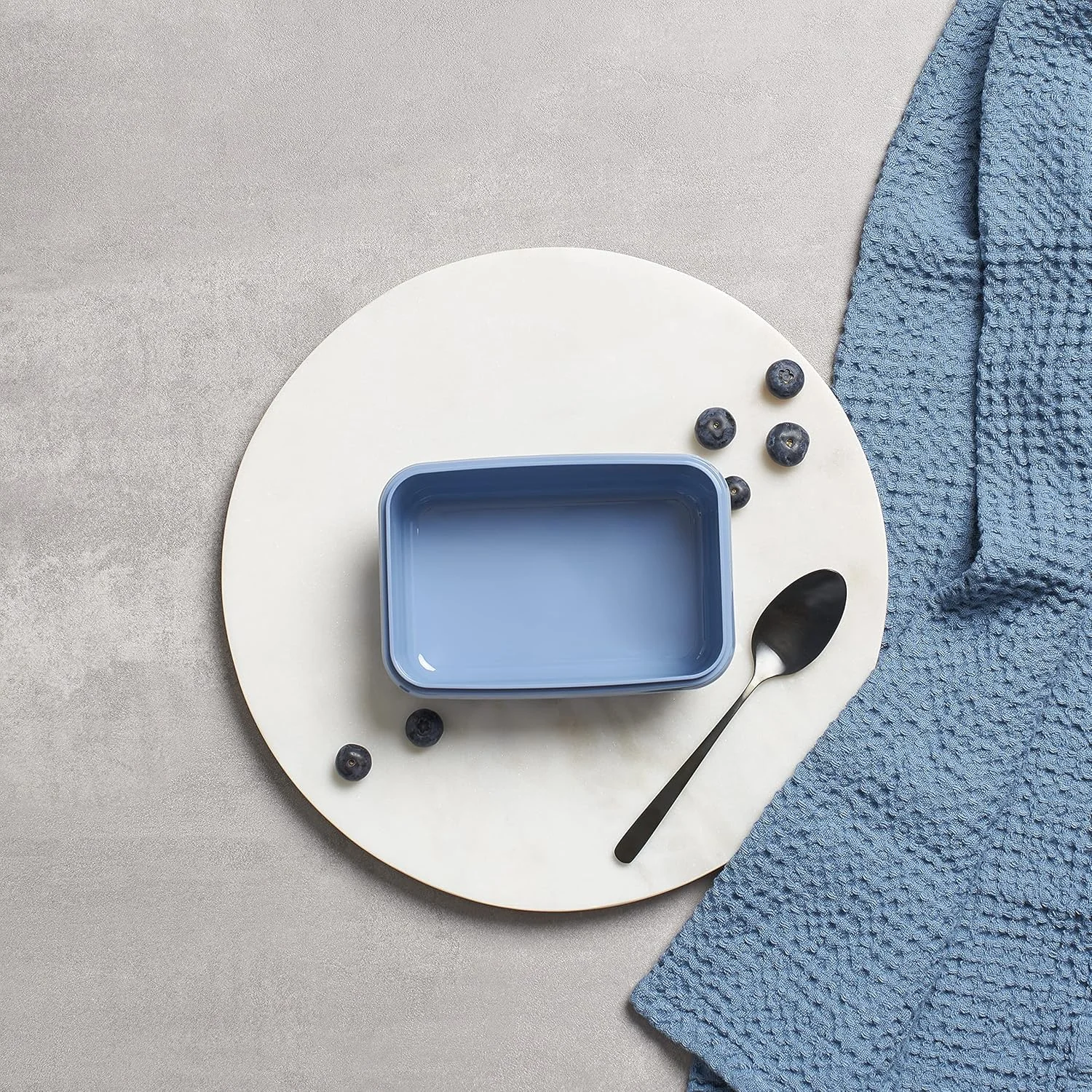 ظرف نگهداری مواد غذایی ایمسا مدل N10122 Clip & Close Colour Edition، 0.55 لیتر، 100% ضد نشت، بهداشتی، فاقد BPA، قابل شستشو در ماشین ظرفشویی، قابل استفاده در مایکروویو و فریزر، آبی آکوآ