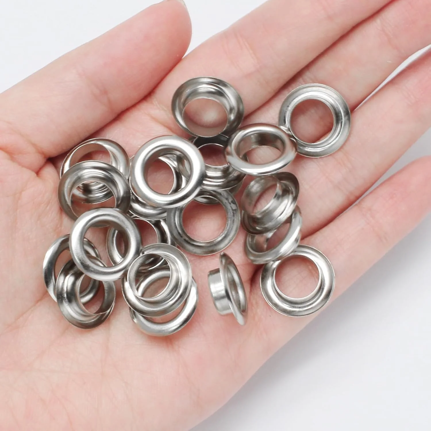 مجموعه 200 عددی پرچ و حلقه لیتواکسپه 10 میلیمتری، مناسب برای هسته مهره، لباس، چرم و بوم (نقرهای) مجموعه 200 عددی پرچ و حلقه لیتواکسپه 10 میلیمتری، مناسب برای هسته مهره، لباس، چرم و بوم (نقرهای)