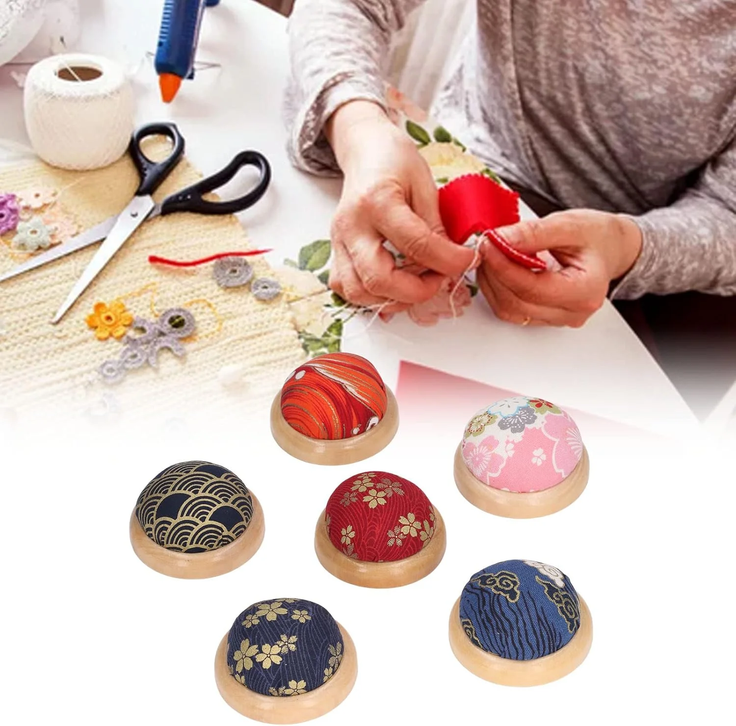 کوسن سوزن کویلین 6 عددی با پایه چوبی گرد، نگهدارنده سوزن، ابزار خیاطی دست ساز DIY، کوسن سوزن خیاطی برای لحاف دوزی خانگی، کاردستی DIY کوسن سوزن کویلین 6 عددی با پایه چوبی گرد، نگهدارنده سوزن، ابزار خیاطی دست ساز DIY، کوسن سوزن خیاطی برای لحاف دوزی خانگی، کاردستی DIY