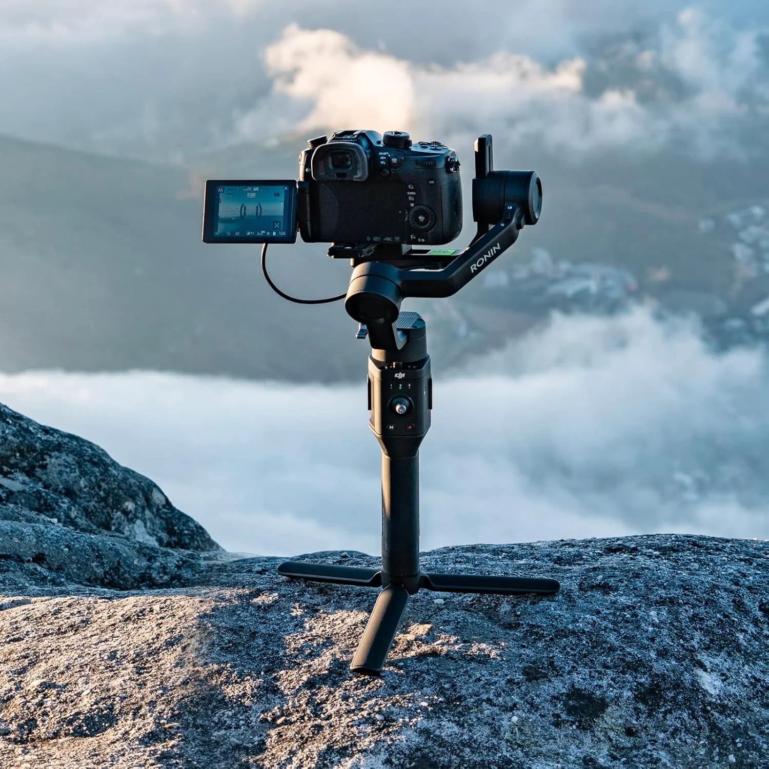 DJI Ronin-SC تثبیت کننده گیمبال 3 محوره برای دوربین های بدون آینه، تثبیت کننده دستی سازگار با سونی، پاناسونیک، لومیکس، نیکون، کانن، تا وزن 2 کیلوگرم DJI Ronin-SC تثبیت کننده گیمبال 3 محوره برای دوربین های بدون آینه، تثبیت کننده دستی سازگار با سونی، پاناسونیک، لومیکس، نیکون، کانن، تا وزن 2 کیلوگرم