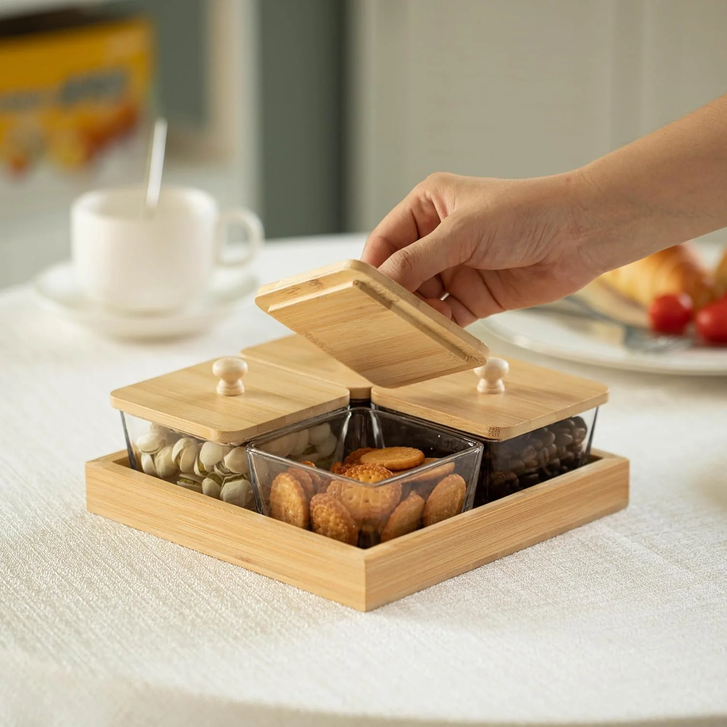 ست 4 تایی ظروف شیشه ای با درب بامبو و سینی چوبی - ظروف نگهداری مربع شکل برای تنقلات، آبنبات، کلوچه، آجیل و میوه - نظم دهنده شیک برای سینی مزه و مهمانی