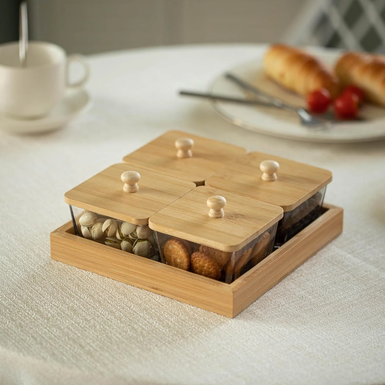 ست 4 تایی ظروف شیشه ای با درب بامبو و سینی چوبی - ظروف نگهداری مربع شکل برای تنقلات، آبنبات، کلوچه، آجیل و میوه - نظم دهنده شیک برای سینی مزه و مهمانی