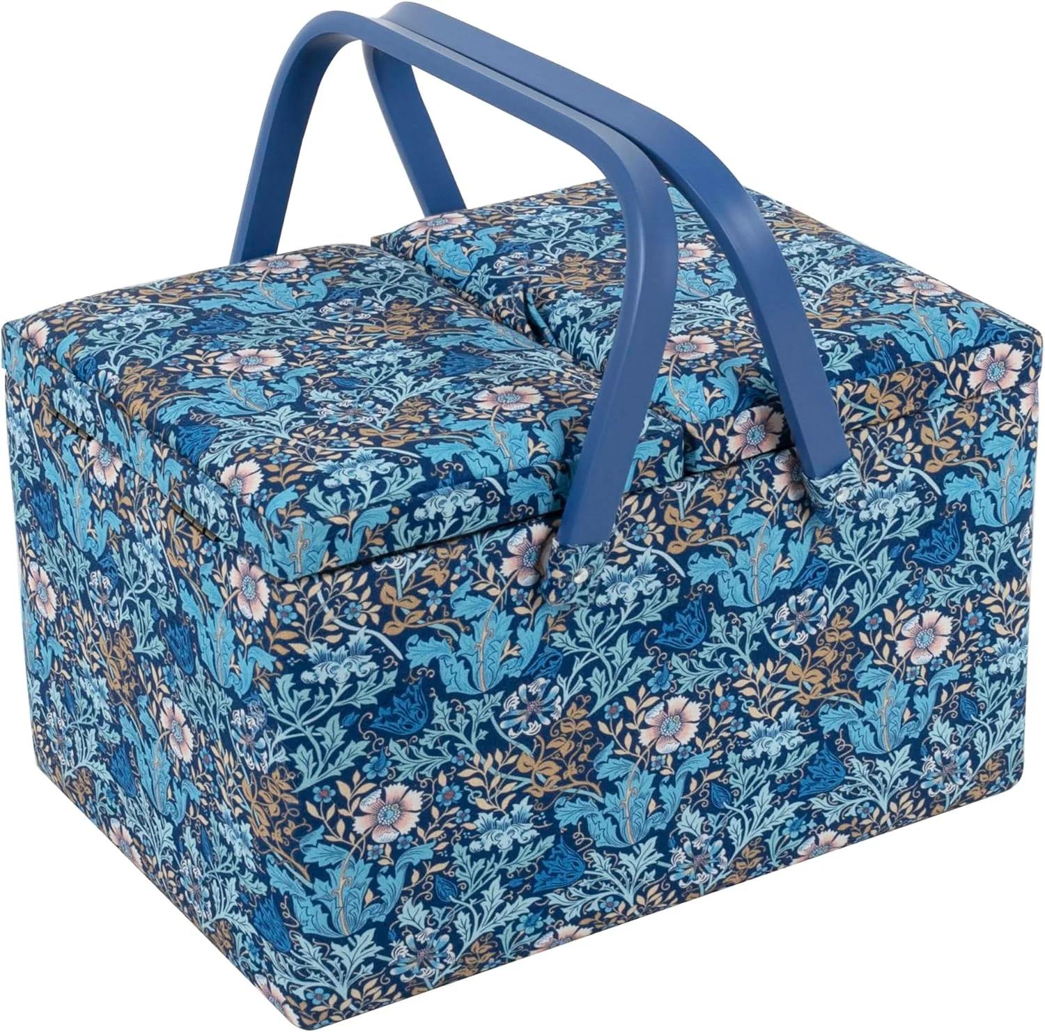 جعبه خیاطی بزرگ Hobby Gift – پارچه نخی طرح گلدار Woodblock با درب دوقلو، دسته پلاستیکی، سینی داخلی پلاستیکی سخت با محفظه، درب با جیب و بالشتک سوزن، شیک 21 x 30.5 x 19.5 سانتی متر