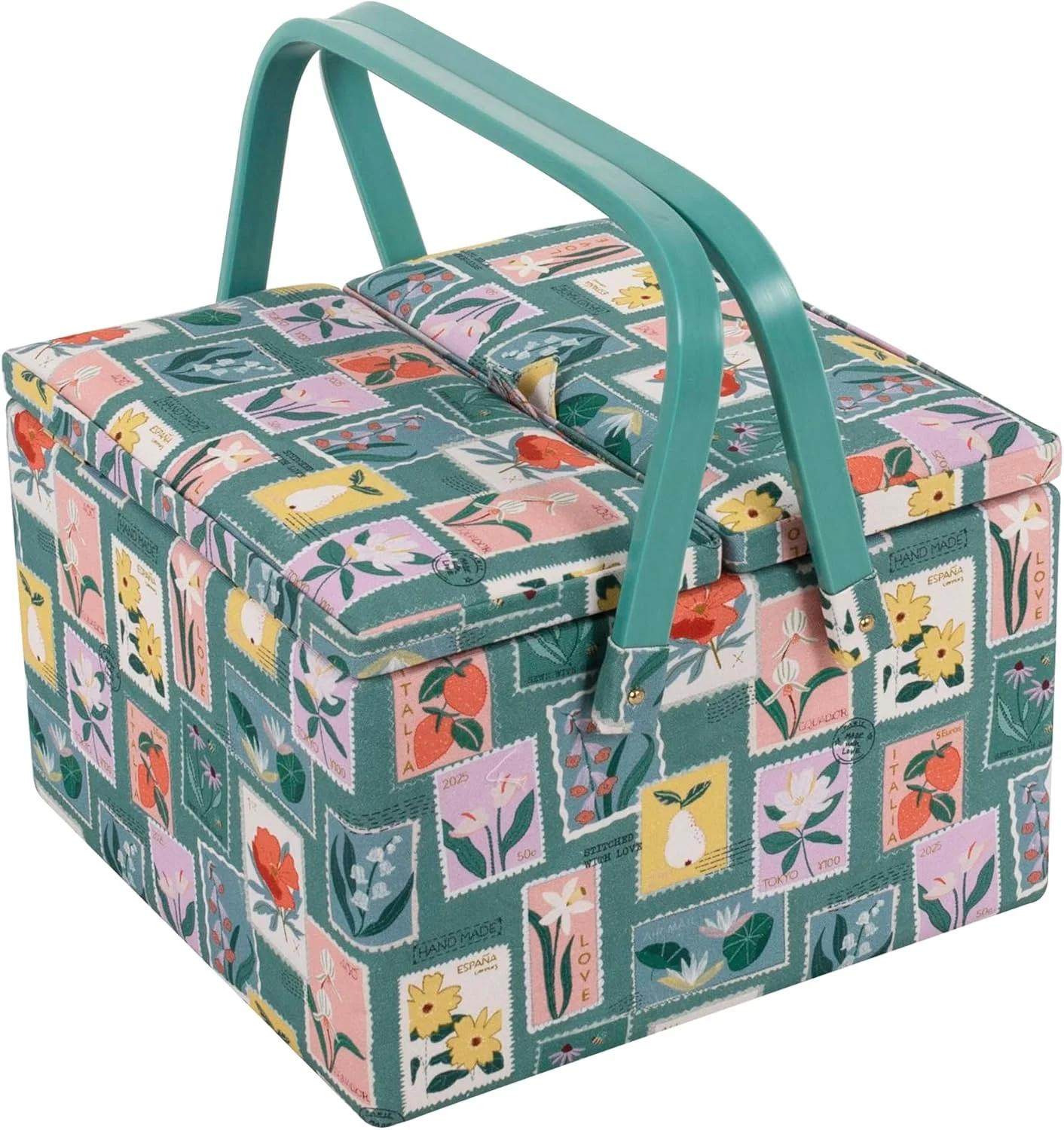 جعبه خیاطی بزرگ Hobby Gift – پارچه نخی گلدوزی شده با طرح تمبر، دسته پلاستیکی، سینی داخلی پلاستیکی سخت با محفظه، درب با جیب و بالشتک سوزن، شیک، 24.5 x 24.5 x 17 سانتی متر