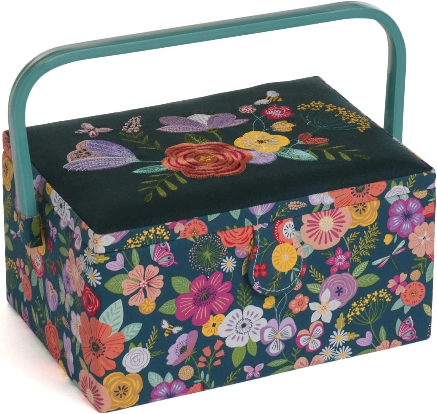جعبه لوازم خیاطی متوسط Hobby Gift، سینی لوازم جانبی، جای سوزن، جیب، دسته PVC، درب گلدوزی شده 18.5 x 25.5 x 14.5 سانتی متر، طرح باغ گل گلدوزی شده