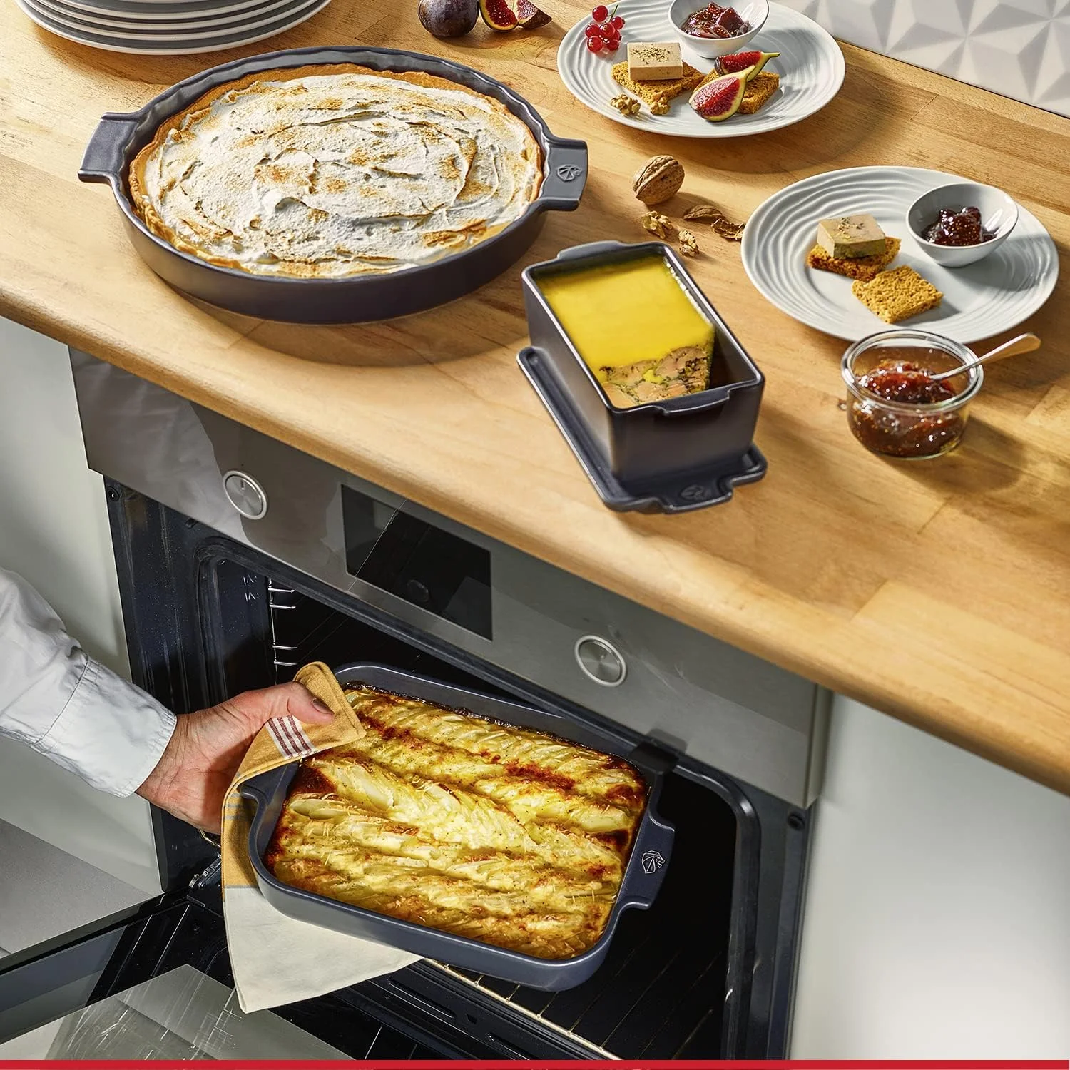 ظرف مستطیلی فر پژو آپولیا، 40 سانتی‌متر، رنگ طوسی تخته‌سنگی. سرامیکی. مقاوم در برابر شوک مکانیکی و حرارتی. -20 تا 250 درجه سانتیگراد. دسته‌های ارگونومیک. ساخت فرانسه.