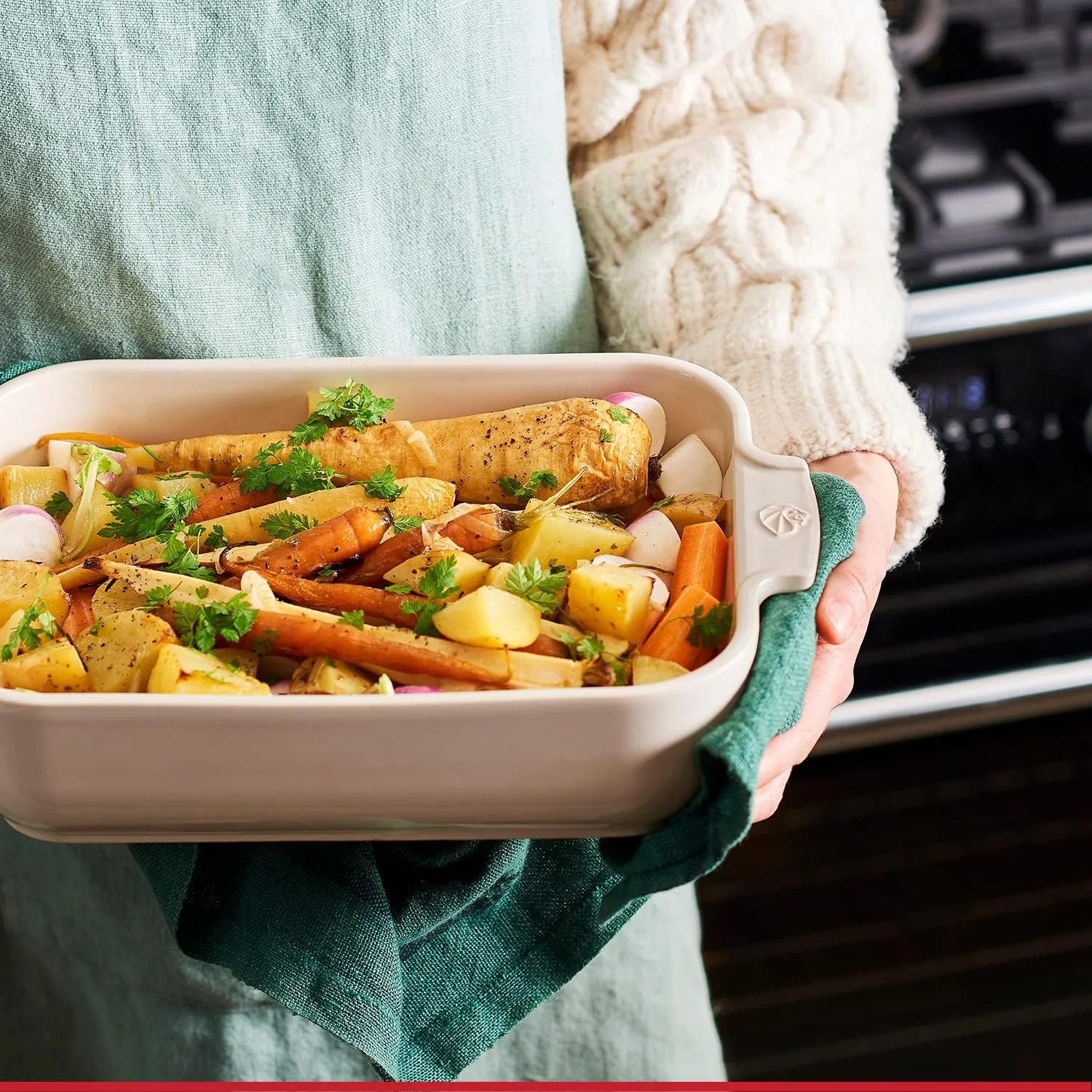 ظرف مستطیلی فر پژو آپولیا 32 سانتی متری رنگ اکرو. سرامیکی. مقاوم در برابر شوک های مکانیکی و حرارتی. -20 تا 250 درجه سانتیگراد. دارای دسته های ارگونومیک. ساخت فرانسه.