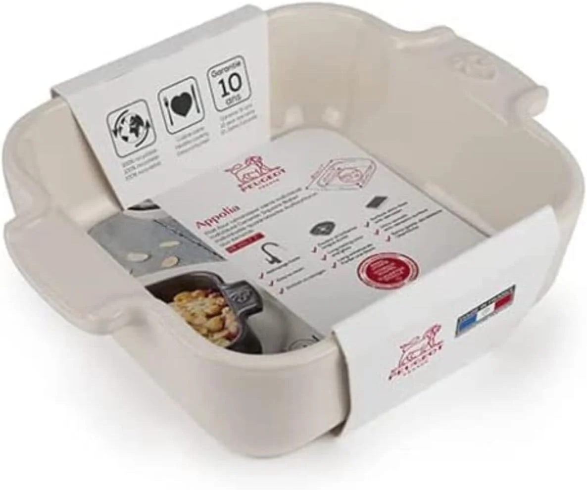 ظرف مربع 18 سانتی متری پژو آپولیا، رنگ اکرو. سرامیکی. مقاوم در برابر شوک مکانیکی و حرارتی. -20 درجه سانتیگراد تا 250 درجه سانتیگراد. دستگیره های ارگونومیک. ساخت فرانسه.