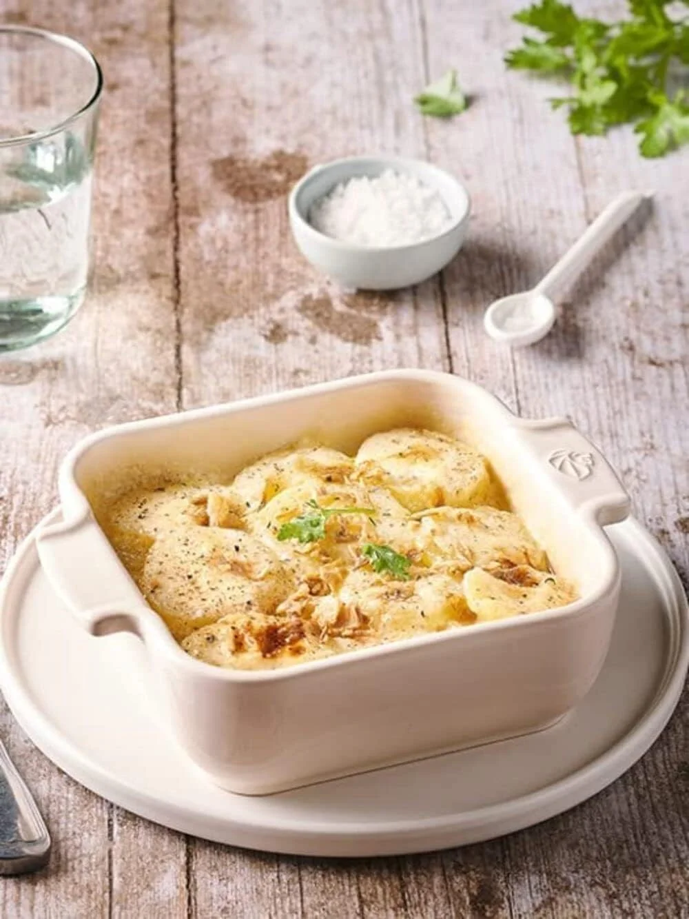 ظرف مربع 18 سانتی متری پژو آپولیا، رنگ اکرو. سرامیکی. مقاوم در برابر شوک مکانیکی و حرارتی. -20 درجه سانتیگراد تا 250 درجه سانتیگراد. دستگیره های ارگونومیک. ساخت فرانسه.