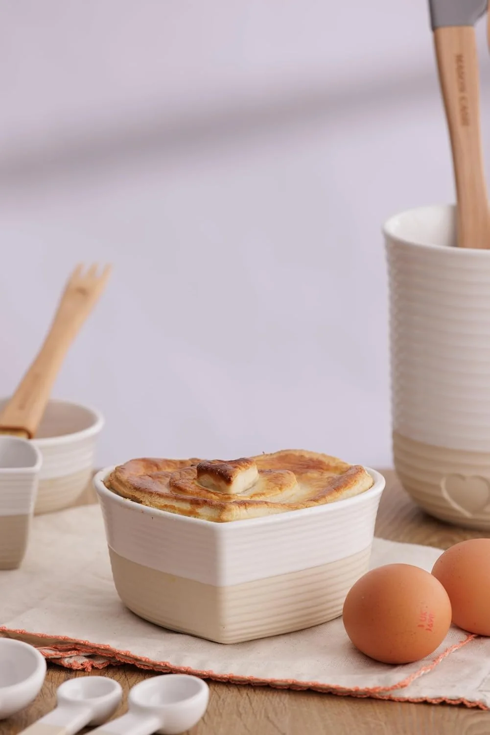 ظرف پخت قلبی شکل میسن کش از جنس سنگ چینی با طرح برجسته قلب، 375 میلی لیتر، بادوام و شیک برای پخت، پز و سرو