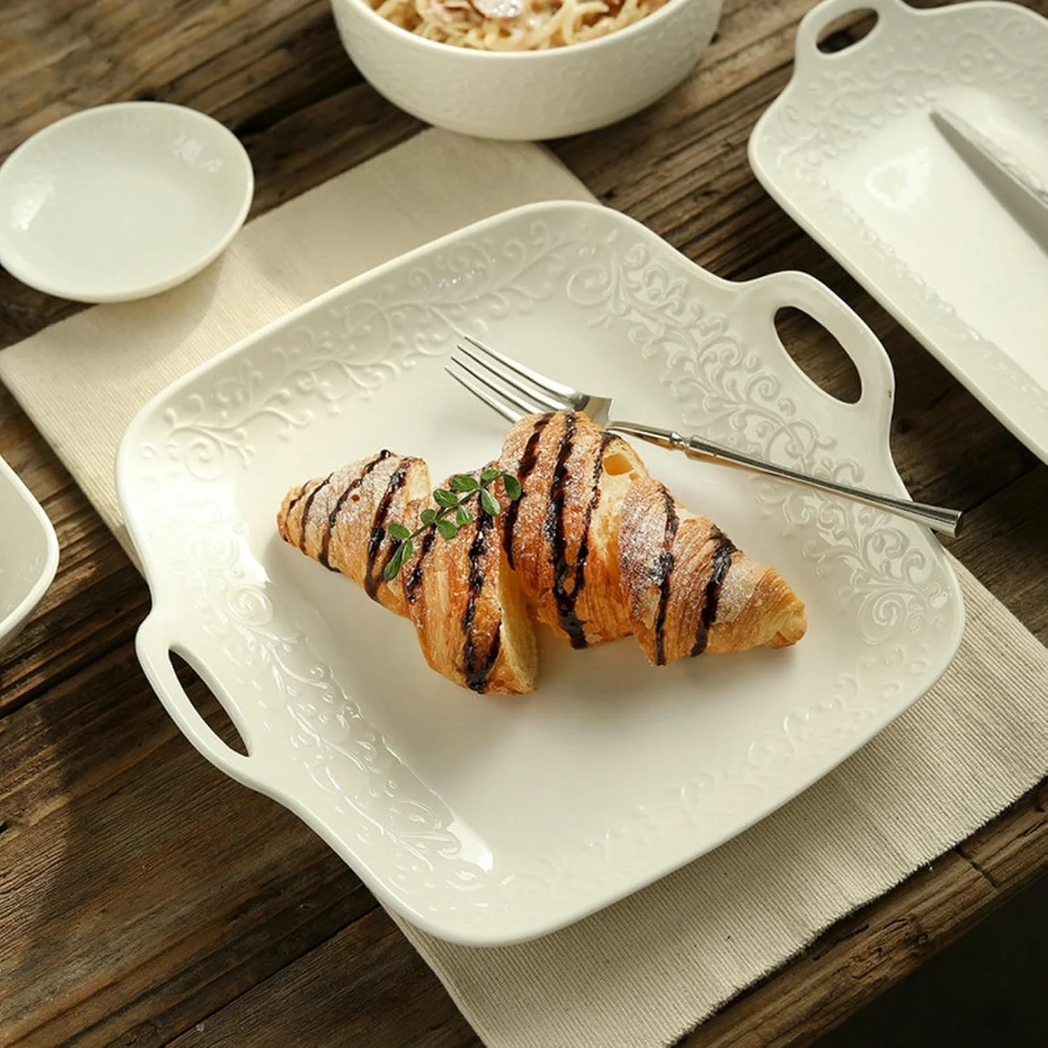 ظروف حصیری برجسته زیر لعابی ساده و نفیس خانگی به سبک اروپایی - مستطیل "کیو سی" 12 اینچی ظروف حصیری برجسته زیر لعابی ساده و نفیس خانگی به سبک اروپایی - مستطیل "کیو سی" 12 اینچی