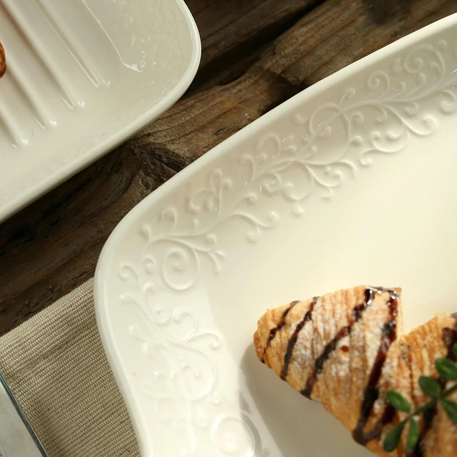 ظروف حصیری برجسته زیر لعابی ساده و نفیس خانگی به سبک اروپایی - مستطیل "کیو سی" 12 اینچی ظروف حصیری برجسته زیر لعابی ساده و نفیس خانگی به سبک اروپایی - مستطیل "کیو سی" 12 اینچی