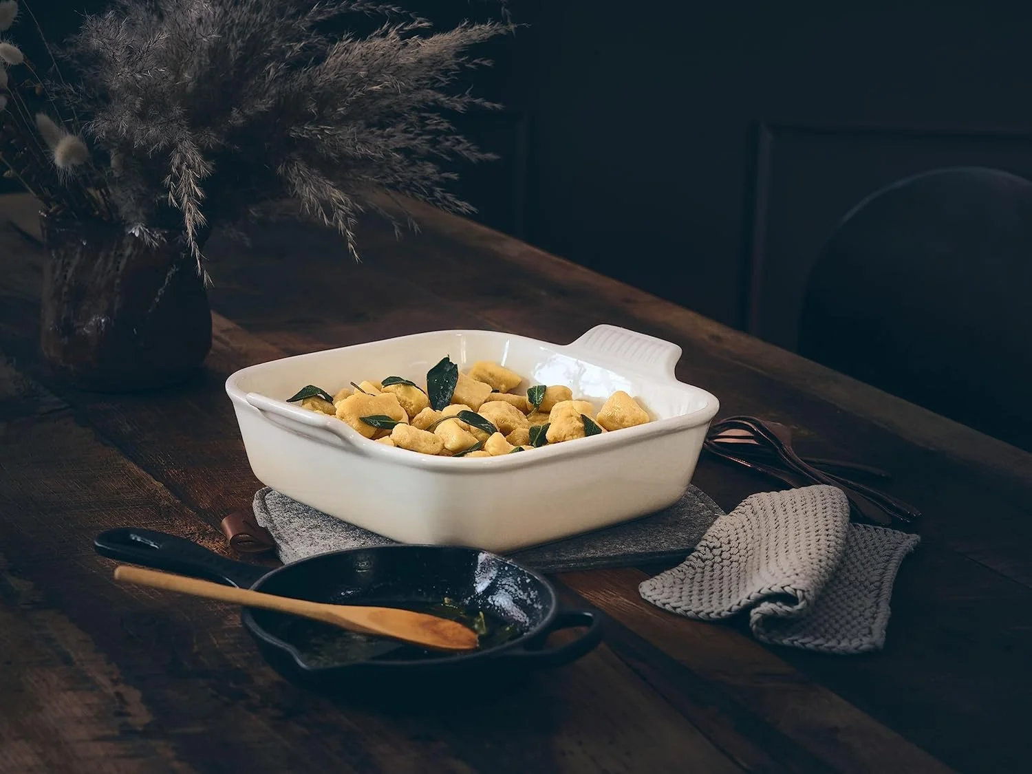 ظرف مربع سرامیکی Le Creuset Heritage، ۳ کوارت (۹ اینچ)، مرنگ ظرف مربع سرامیکی Le Creuset Heritage، ۳ کوارت (۹ اینچ)، مرنگ