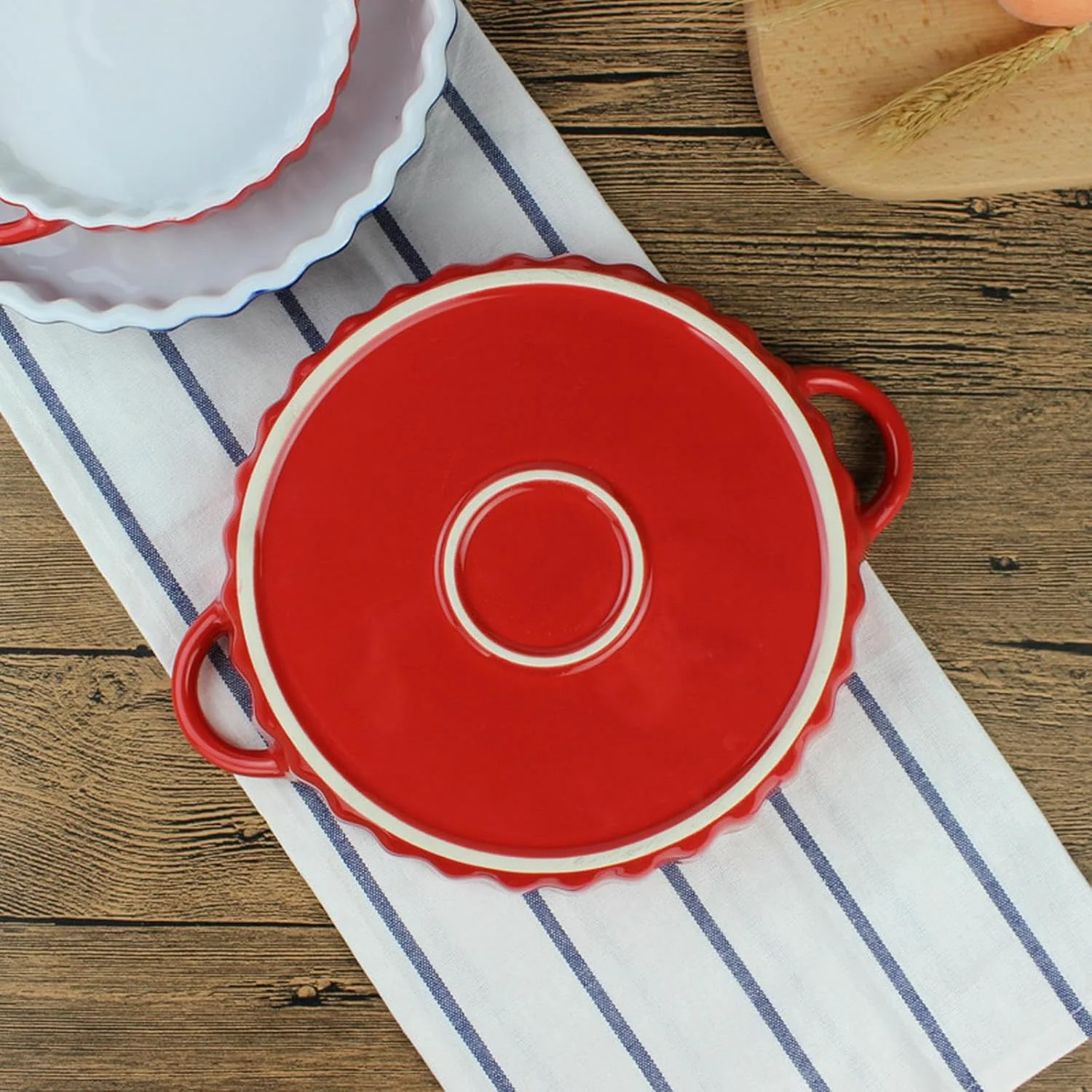 سینی فر سرامیکی دورنگ با دسته های دوتایی طرح موج، مناسب برای پخت و پز و سرو غذا - داخل سفید و بیرون آبی سینی فر سرامیکی دورنگ با دسته های دوتایی طرح موج، مناسب برای پخت و پز و سرو غذا - داخل سفید و بیرون آبی