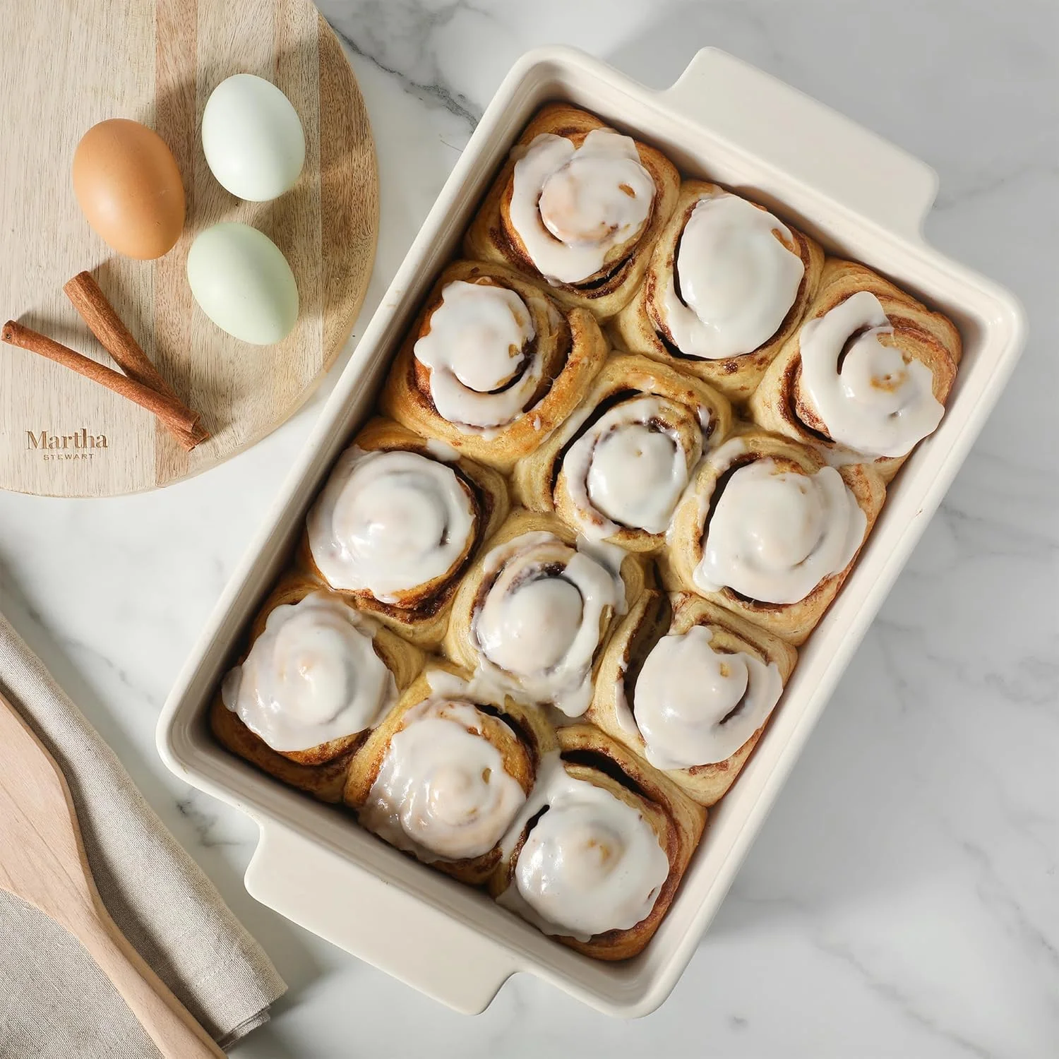 ظرف پخت مستطیلی سرامیکی مارتا استوارت مدل Broadbrook، سایز 33x23 سانتی متر، دارای دسته، جنس سنگ سرامیک با لعاب کرم رنگ مناسب برای تهیه سوفله، لازانیا، گوشت و دسر، قابل استفاده در فر و ماشین ظرفشویی ظرف پخت مستطیلی سرامیکی مارتا استوارت مدل Broadbrook، سایز 33x23 سانتی متر، دارای دسته، جنس سنگ سرامیک با لعاب کرم رنگ مناسب برای تهیه سوفله، لازانیا، گوشت و دسر، قابل استفاده در فر و ماشین ظرفشویی