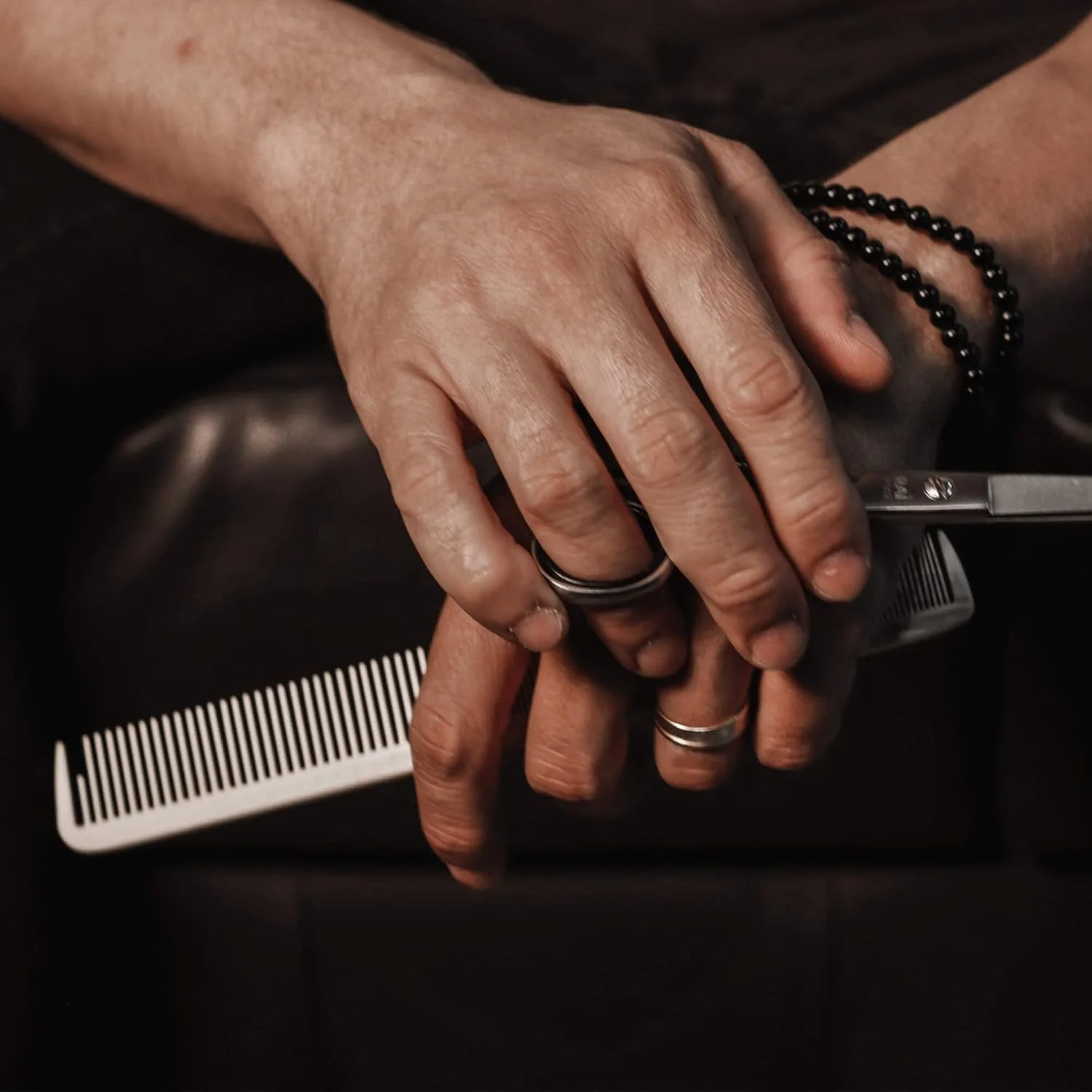 مجموعه شانه فلزی آرایشگری CCbeauty، بسته 2 عددی، مناسب آقایان و بانوان، شانه‌های حرفه‌ای آرایشگاهی، ابزار برش مو، شانه باز کننده گره مو به همراه کیف چرمی (#2)