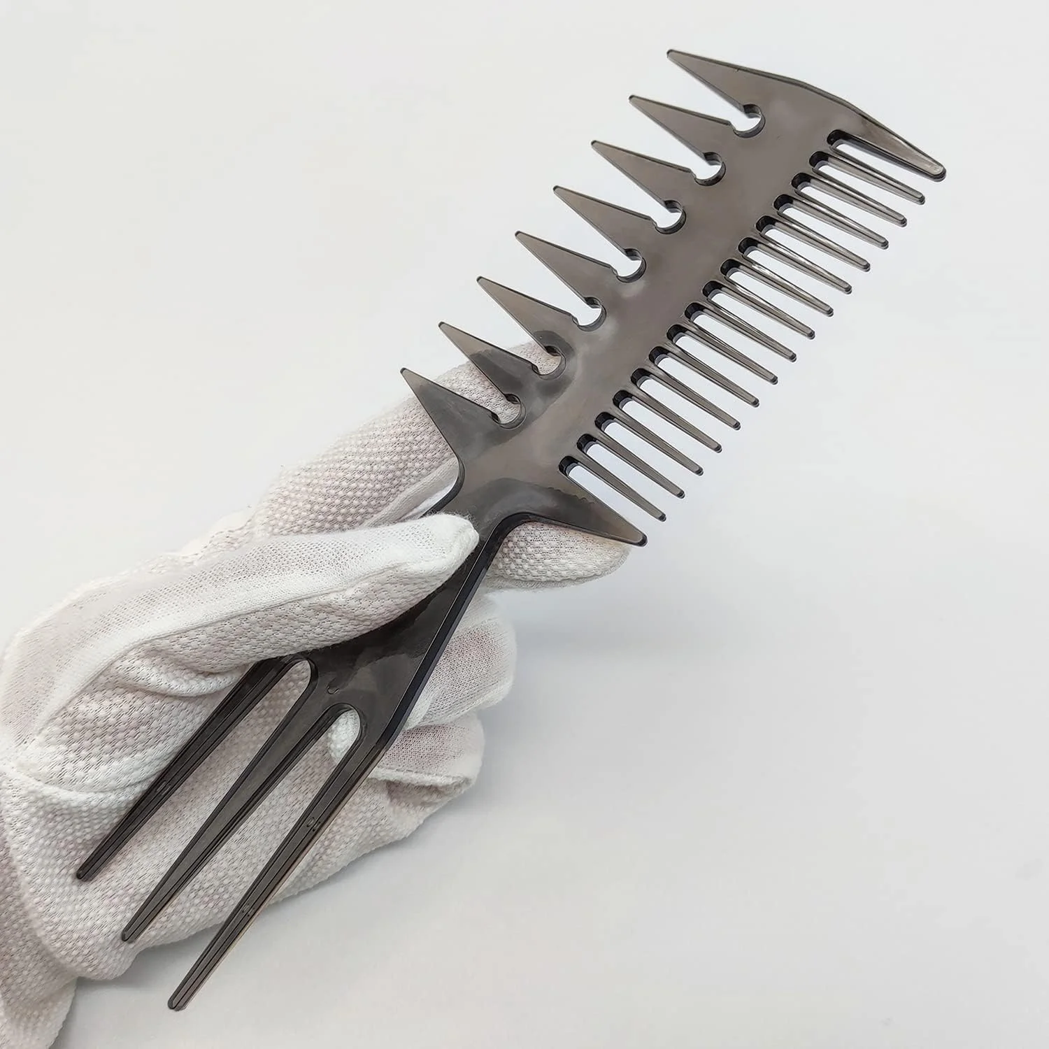 شانه مو سه کاره طرح استخوان ماهی، شانه حرفه ای مناسب ایجاد خطوط، مدل های موی کوتاه، مدل موی عقب کشیده، آندرکات، موهاک، فاکس هاک، مدل کاسه ای، مدل دم موشی، کوئیف، مدل موی ژولیده، و مدل موی سیخ سیخی (مشکی)