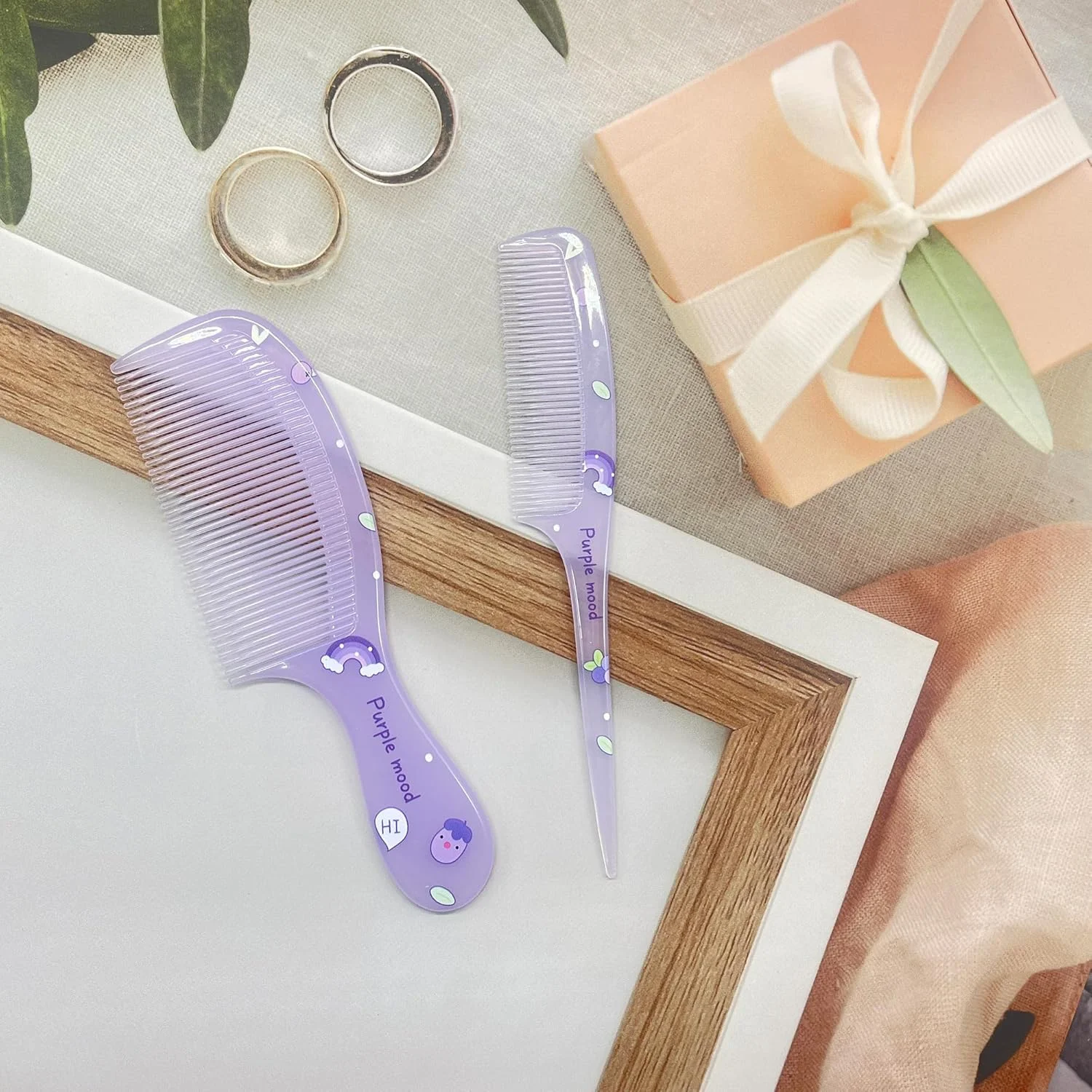 شانه مو کوچک و بامزه Denlydom، ست شانه مو مینی 2 عددی، شانه دم موشی دندانه ریز برای دختران و کودکان، شانه پلاستیکی ضد الکتریسیته ساکن قابل حمل، هدیه شانه مو برای موهای خیس و خشک (بنفش)