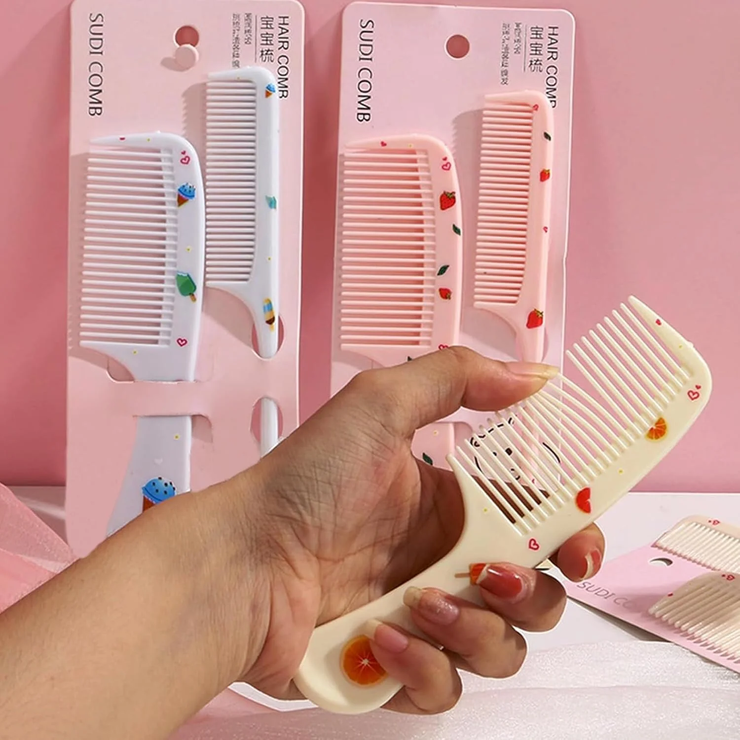 شانه مو کوچک و بامزه Denlydom، ست شانه مو مینی 2 عددی با دندانه های ظریف و دم موشی، شانه پلاستیکی ضد الکتریسیته ساکن قابل حمل، هدیه شانه مو برای موهای خیس و خشک (زرد نارنجی)