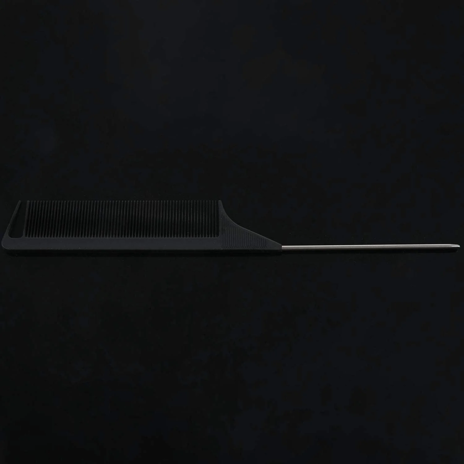 1 عدد شانه موی دم موشی دندانه ریز مشکی، پلاستیکی با پین فلزی، ضد الکتریسیته ساکن، مناسب حالت دادن به مو، ابعاد 220x28x4mm، ابزار آرایش مو