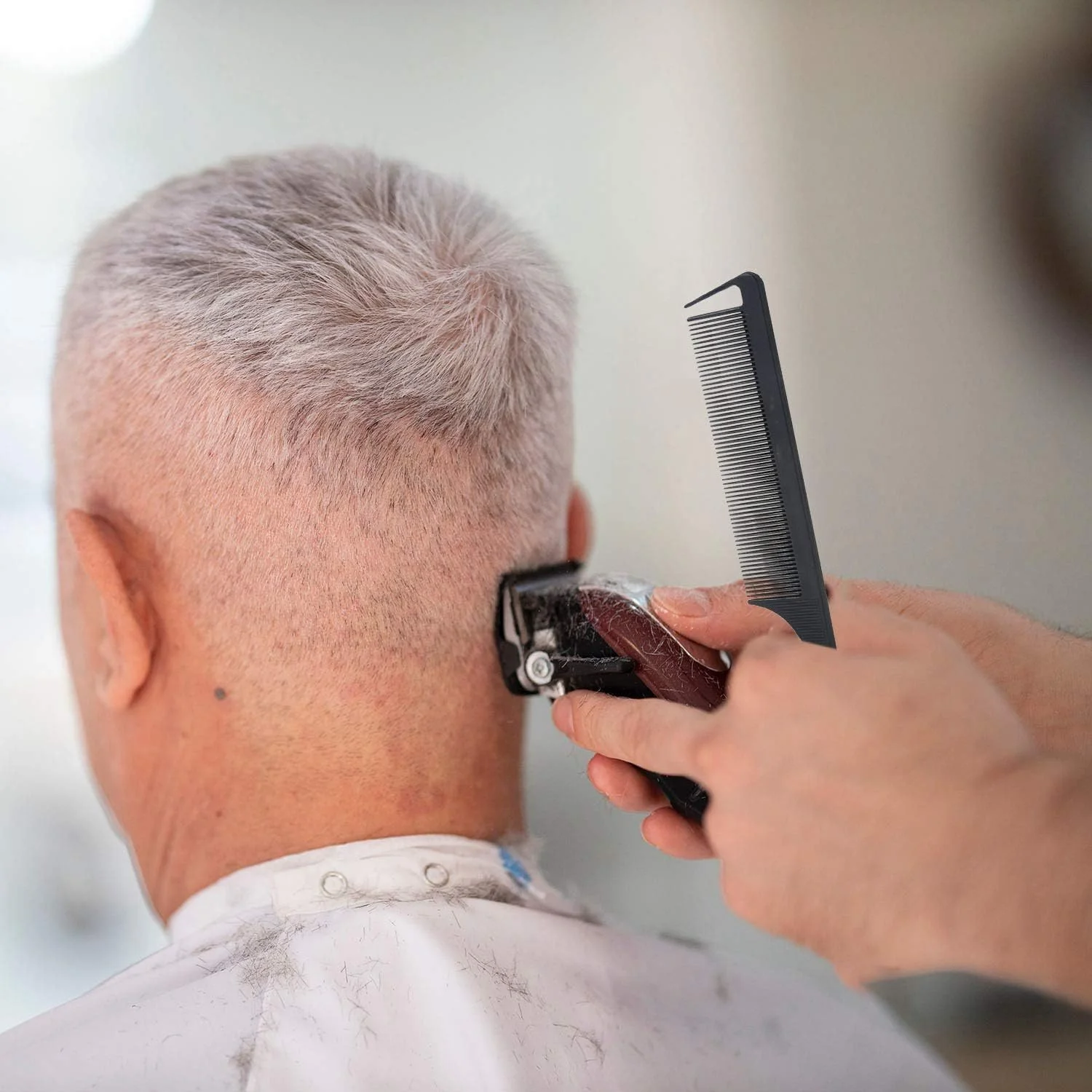 1 عدد شانه موی دم موشی دندانه ریز مشکی، پلاستیکی با پین فلزی، ضد الکتریسیته ساکن، مناسب حالت دادن به مو، ابعاد 220x28x4mm، ابزار آرایش مو