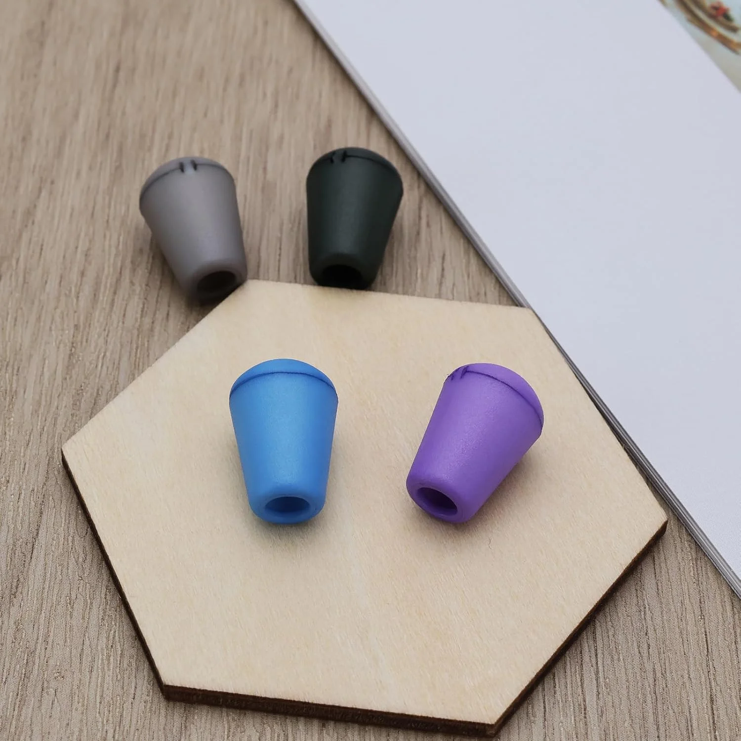 EMSea 65 عدد استاپر سر زنگولهای با درب قفلدار، قفل طناب زنگولهای شکل برای صنایع دستی DIY، محکم کردن بند کیف، لباس، ترکیب چند رنگ EMSea 65 عدد استاپر سر زنگولهای با درب قفلدار، قفل طناب زنگولهای شکل برای صنایع دستی DIY، محکم کردن بند کیف، لباس، ترکیب چند رنگ