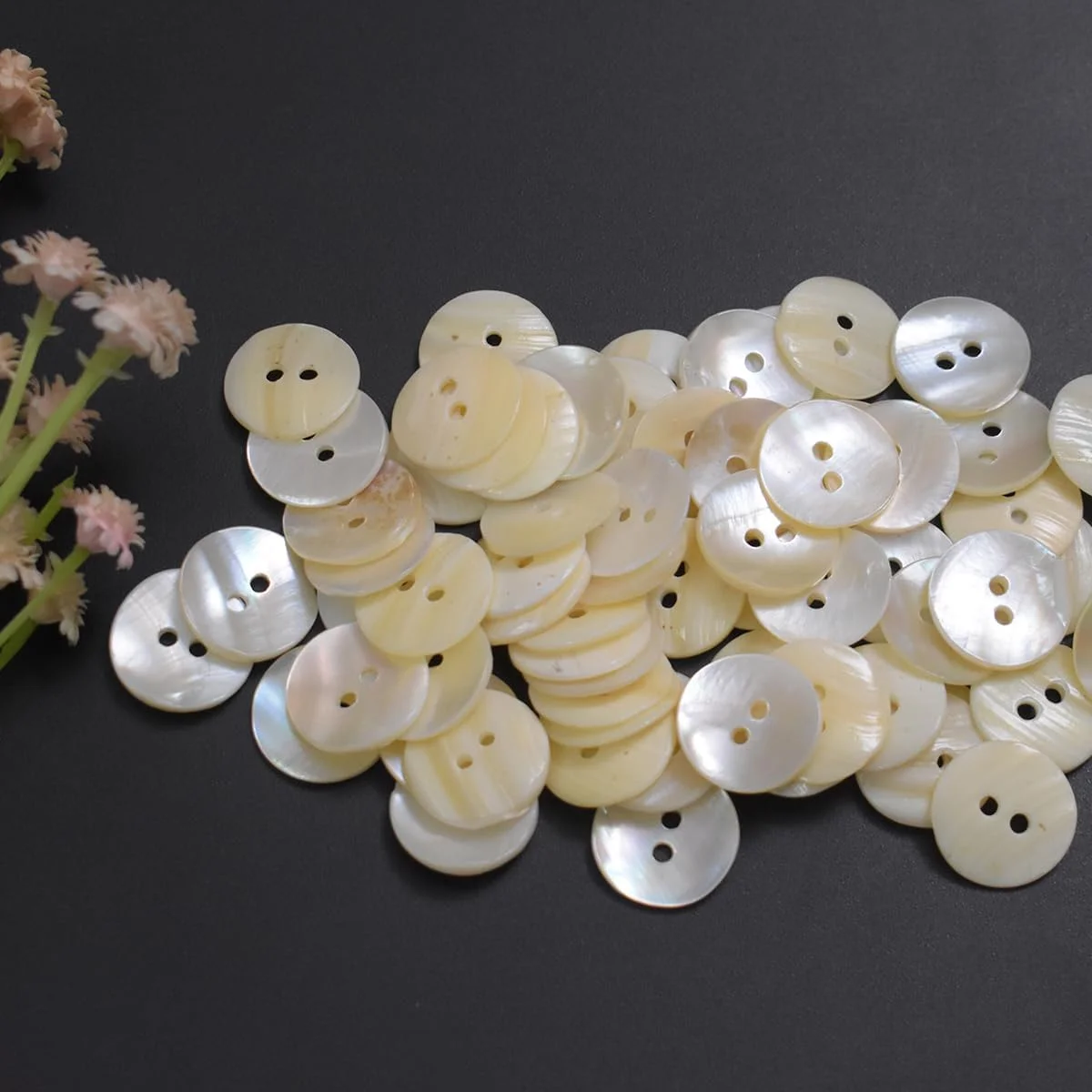 دکمه های صدفی گرد دو سوراخه Embroiderymaterial برای تزیین، خیاطی و صنایع دستی (72 عدد، کرم) (15 میلی متر) دکمه های صدفی گرد دو سوراخه Embroiderymaterial برای تزیین، خیاطی و صنایع دستی (72 عدد، کرم) (15 میلی متر)