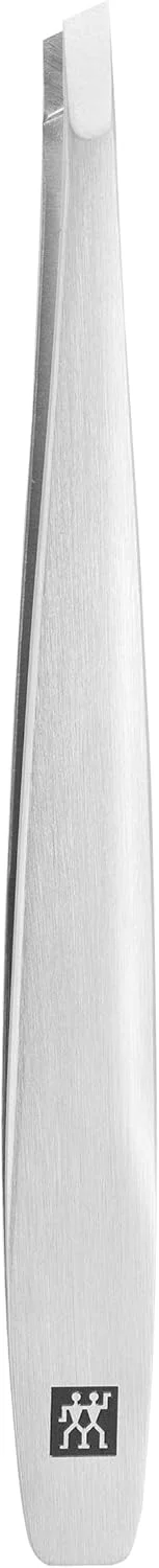 موچین انبری اریب 90 میلیمتری Zwilling Premium Twinox. ابزار حالت دهی ابرو و حذف موهای زائد. سطح گیره اریب. پرداخت مات برس خورده. فولاد ضد زنگ 18/10 درجه یک. تمیز کردن آسان. ساخت آلمان. موچین انبری اریب 90 میلیمتری Zwilling Premium Twinox. ابزار حالت دهی ابرو و حذف موهای زائد. سطح گیره اریب. پرداخت مات برس خورده. فولاد ضد زنگ 18/10 درجه یک. تمیز کردن آسان. ساخت آلمان.