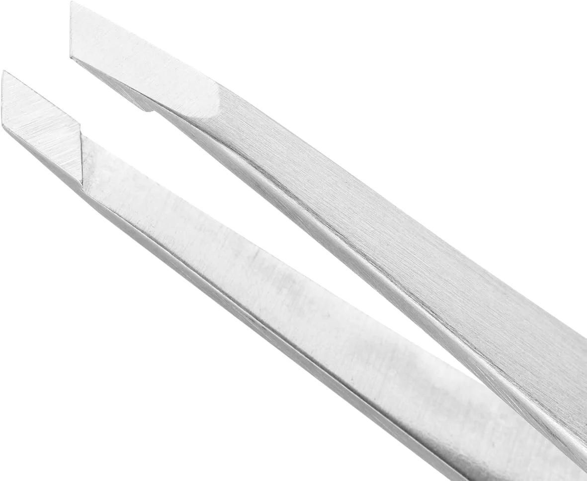 موچین انبری اریب 90 میلی‌متری Zwilling Premium Twinox. ابزار حالت دهی ابرو و حذف موهای زائد. سطح گیره اریب. پرداخت مات برس خورده. فولاد ضد زنگ 18/10 درجه یک. تمیز کردن آسان. ساخت آلمان.
