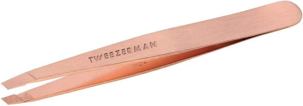 موچین سر کج طلایی تیتانیومی Tweezerman. فولاد ضد زنگ. نوک های سوهان کاری شده دستی و کاملاً تراز. نوک کج 25 درجه. کشش کالیبره شده، کنترل و دقت.