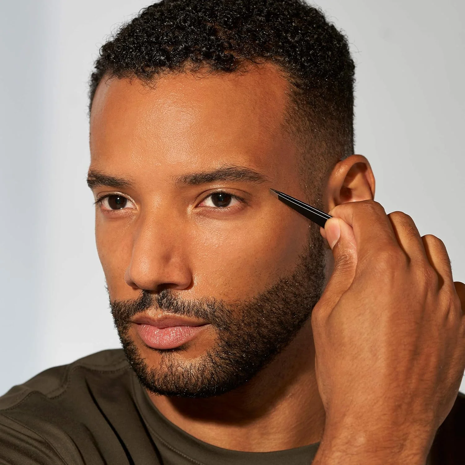 موچین نوک کج مردانه Tweezerman G.E.A.R. - مدل Midnight شماره 12301-Mg موچین نوک کج مردانه Tweezerman G.E.A.R. - مدل Midnight شماره 12301-Mg