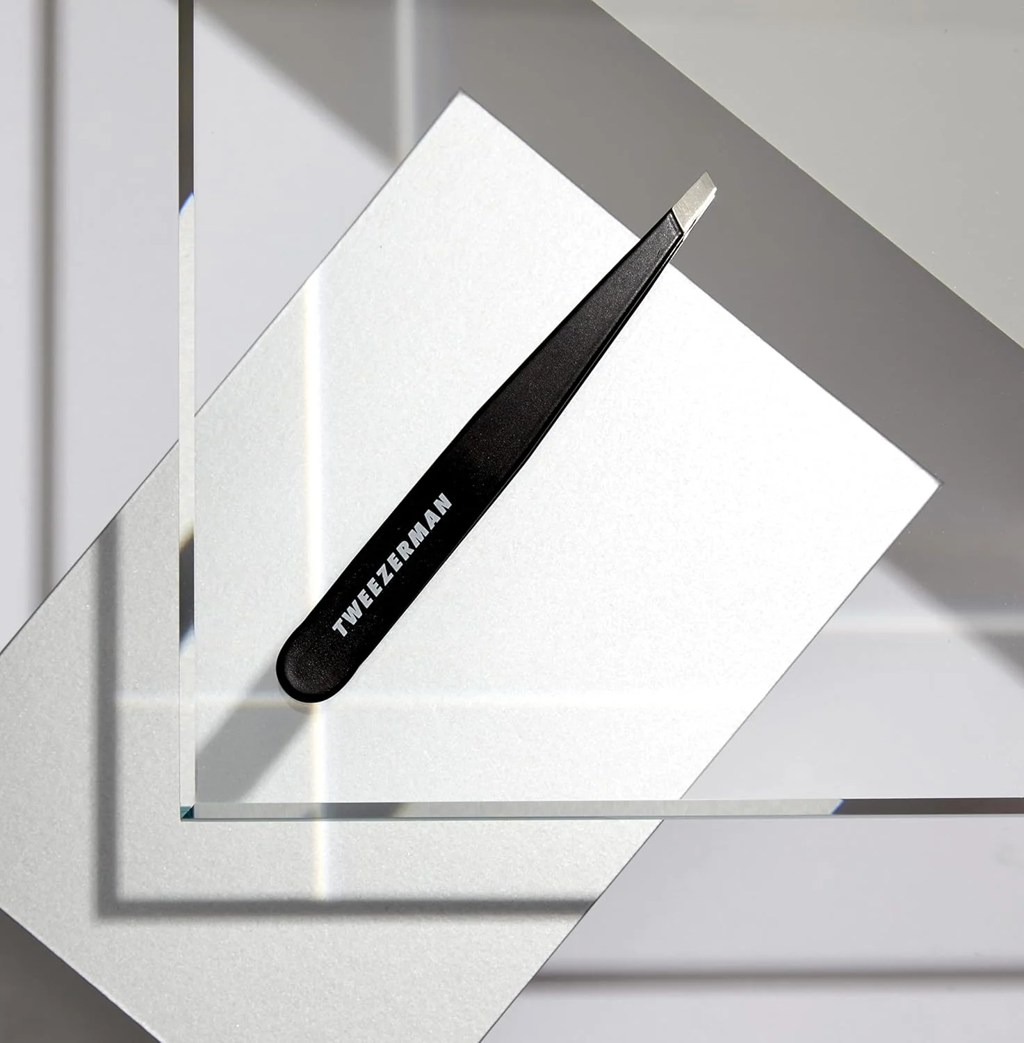 موچین نوک کج مردانه Tweezerman G.E.A.R. - مدل Midnight شماره 12301-Mg موچین نوک کج مردانه Tweezerman G.E.A.R. - مدل Midnight شماره 12301-Mg