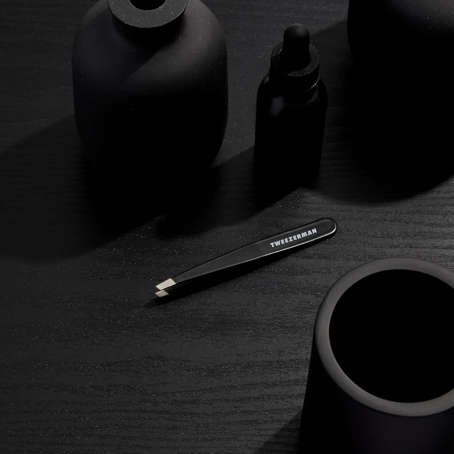 موچین نوک کج مردانه Tweezerman G.E.A.R. - مدل Midnight شماره 12301-Mg موچین نوک کج مردانه Tweezerman G.E.A.R. - مدل Midnight شماره 12301-Mg