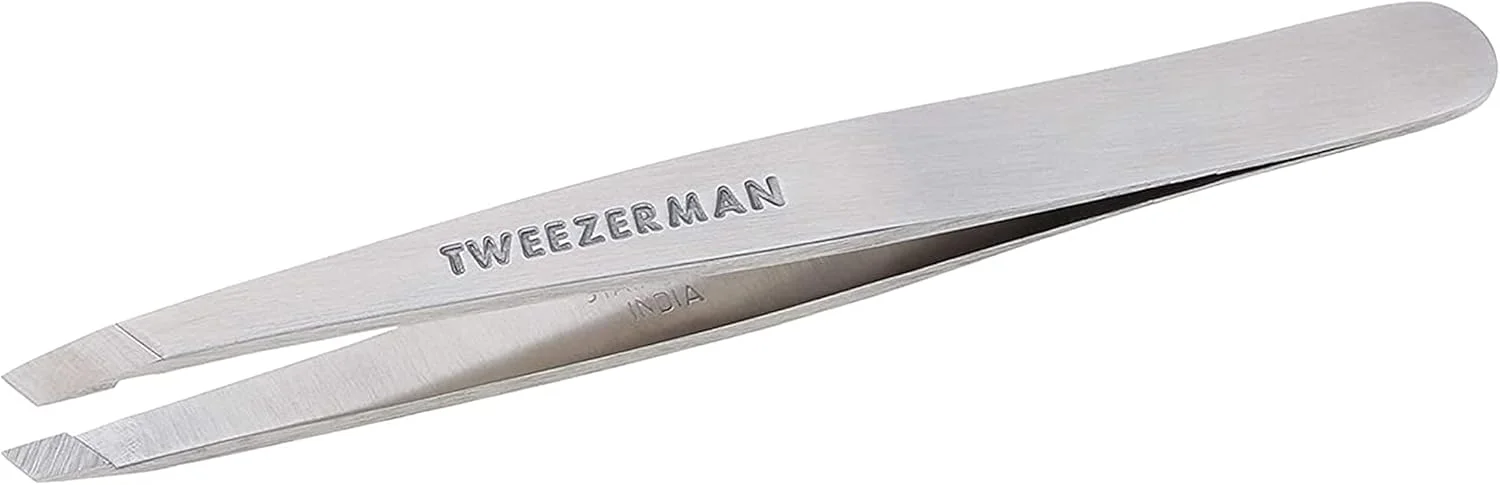 موچین نوک کج استیل ضد زنگ Tweezerman. نوک های سوهان کاری شده دستی و کاملاً تراز. نوک کج 25 درجه. کشش کالیبره شده، کنترل و دقت.