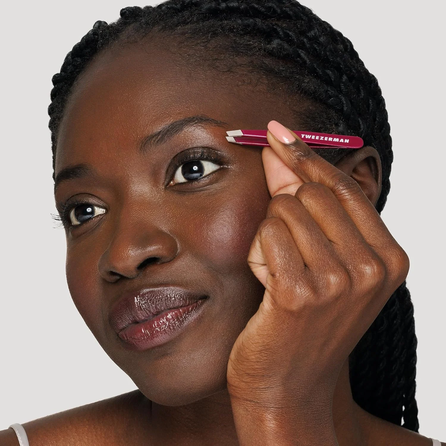 موچین مینی سر کج Tweezerman. سرخابی. نوک های سوهان کاری شده دستی و کاملا تراز. نوک کج 25 درجه. کشش، کنترل و دقت کالیبره شده. اندازه ایده آل برای کیف آرایش. موچین مینی سر کج Tweezerman. سرخابی. نوک های سوهان کاری شده دستی و کاملا تراز. نوک کج 25 درجه. کشش، کنترل و دقت کالیبره شده. اندازه ایده آل برای کیف آرایش.