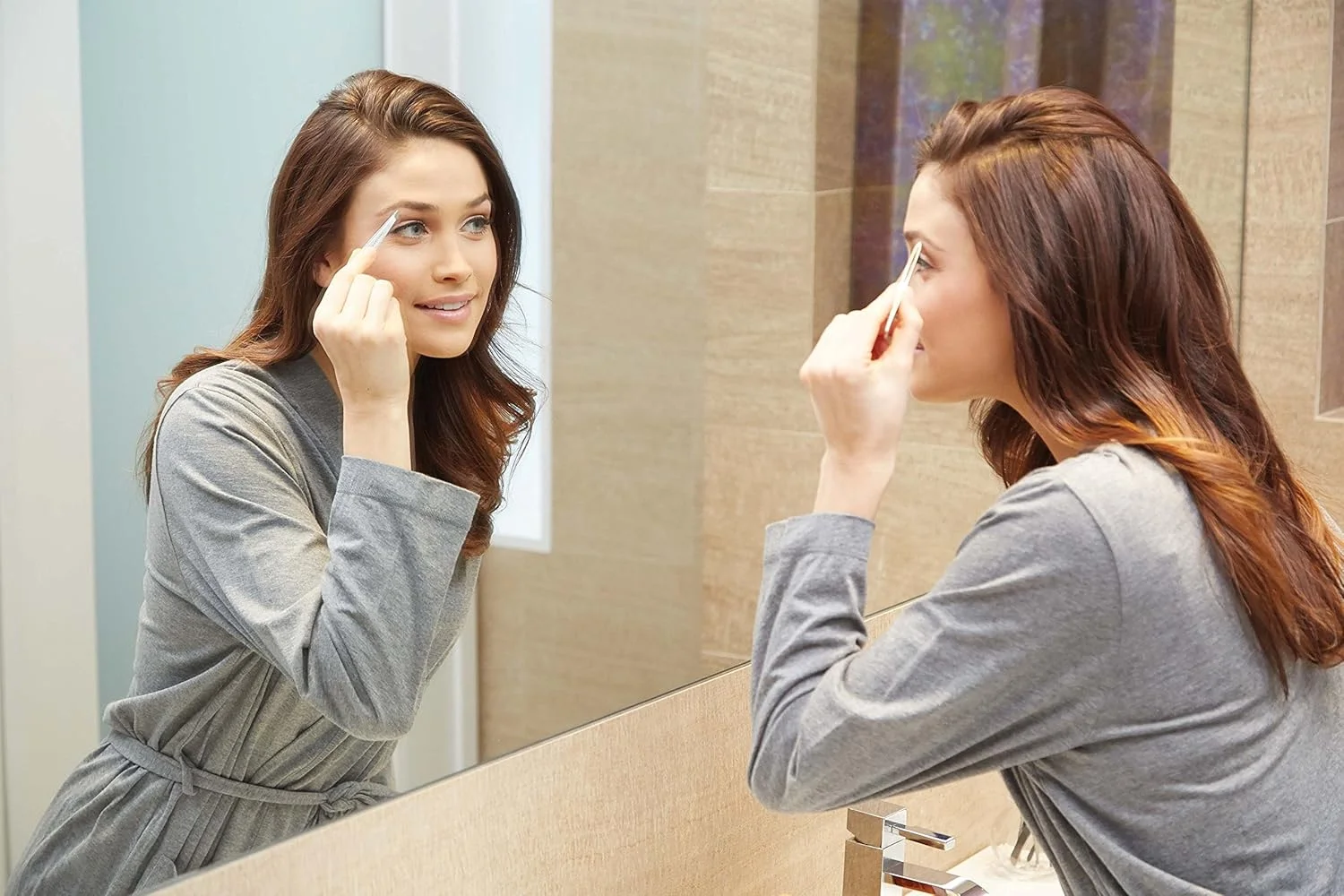 موچین مینیاتوری سر کج تویزرمن. فولاد ضد زنگ. نوک های سوهان کاری شده دستی و کاملاً تراز. نوک کج 25 درجه. کشش کالیبره شده، کنترل و دقت. اندازه ایده آل برای کیف آرایش.