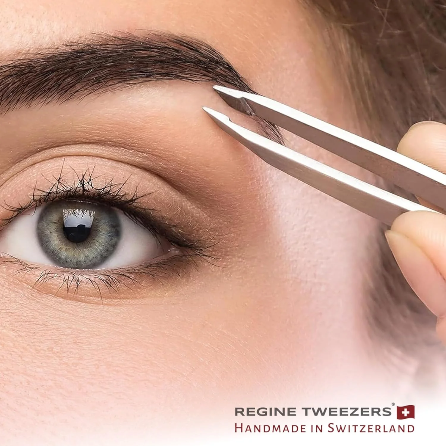 Regine Switzerland | موچین نوک مورب | 100% دست ساز | فولاد ضد زنگ درجه جراحی | موچین حرفه ای و دقیق برای برداشتن موهای ابرو و صورت | بهترین موچین دنیا