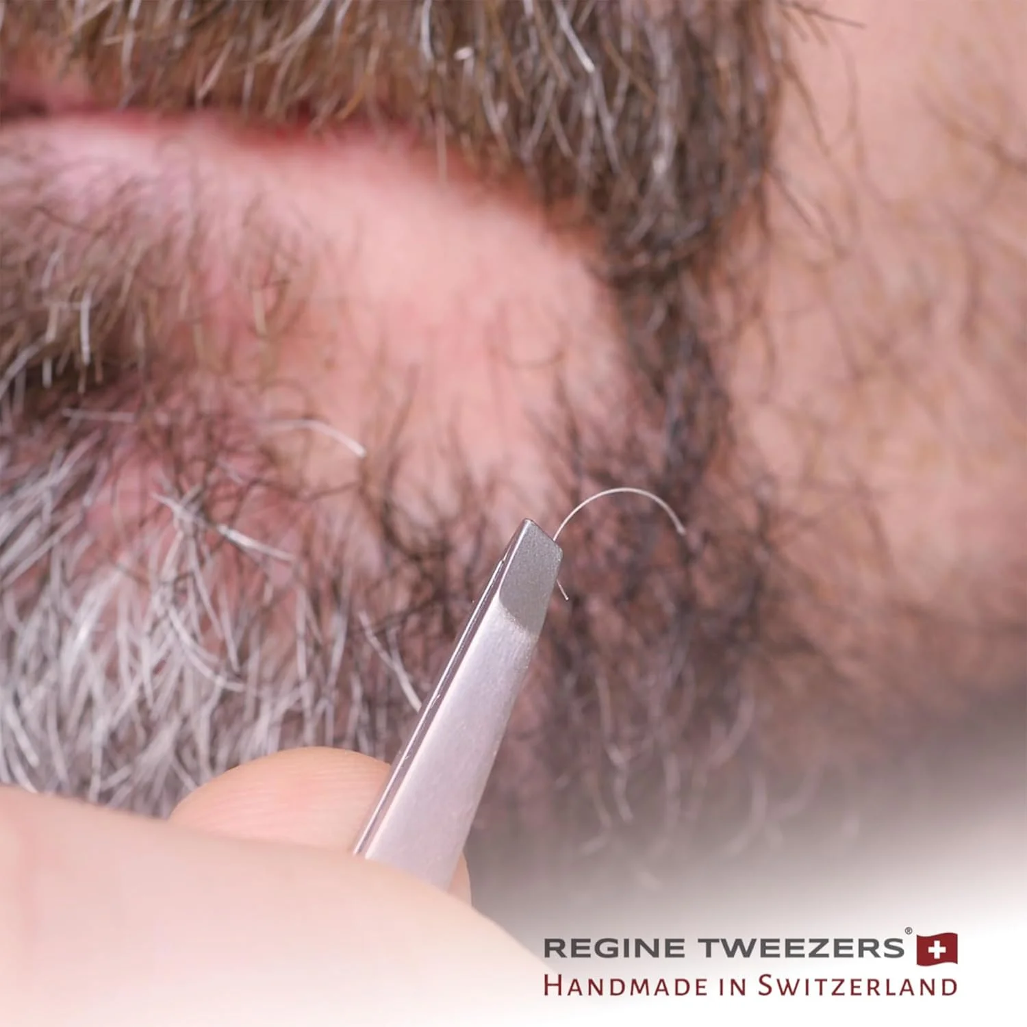 Regine Switzerland | موچین نوک مورب | 100% دست ساز | فولاد ضد زنگ درجه جراحی | موچین حرفه ای و دقیق برای برداشتن موهای ابرو و صورت | بهترین موچین دنیا